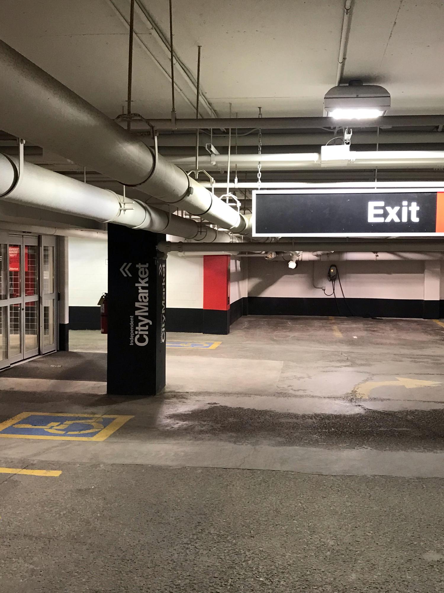 Yonge Lawrence Center Toronto, ON EV Station