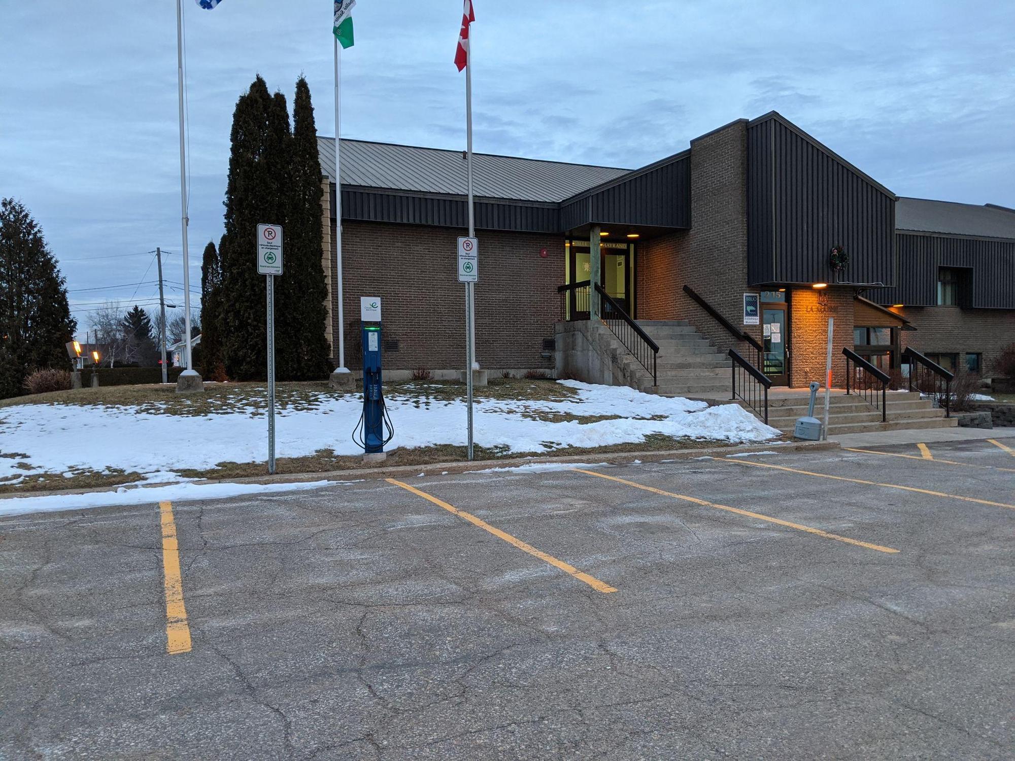 Centre municipal de SainteUrsule SainteUrsule, QC EV Station