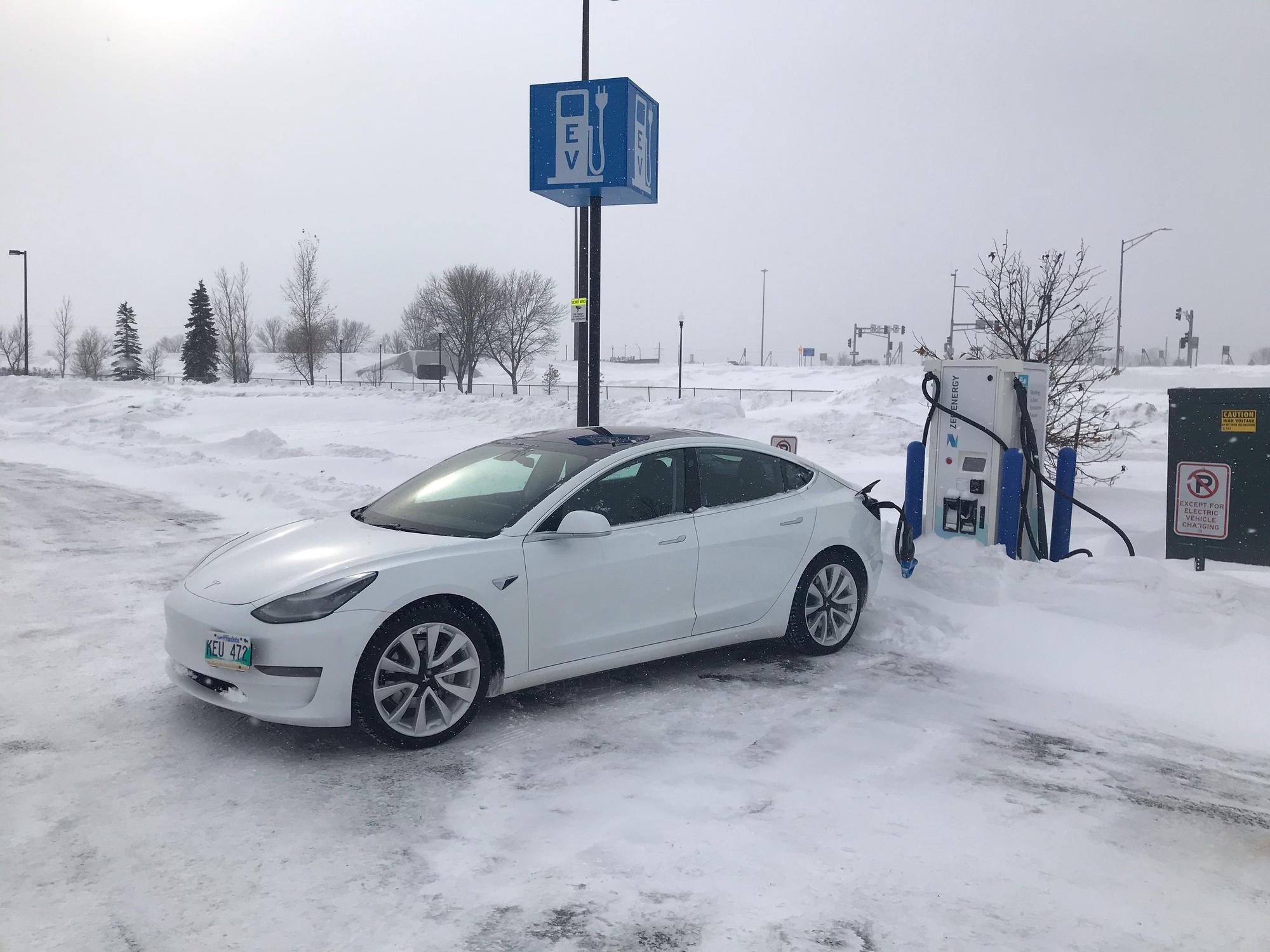 Noodles and Company Moorhead, MN EV Station
