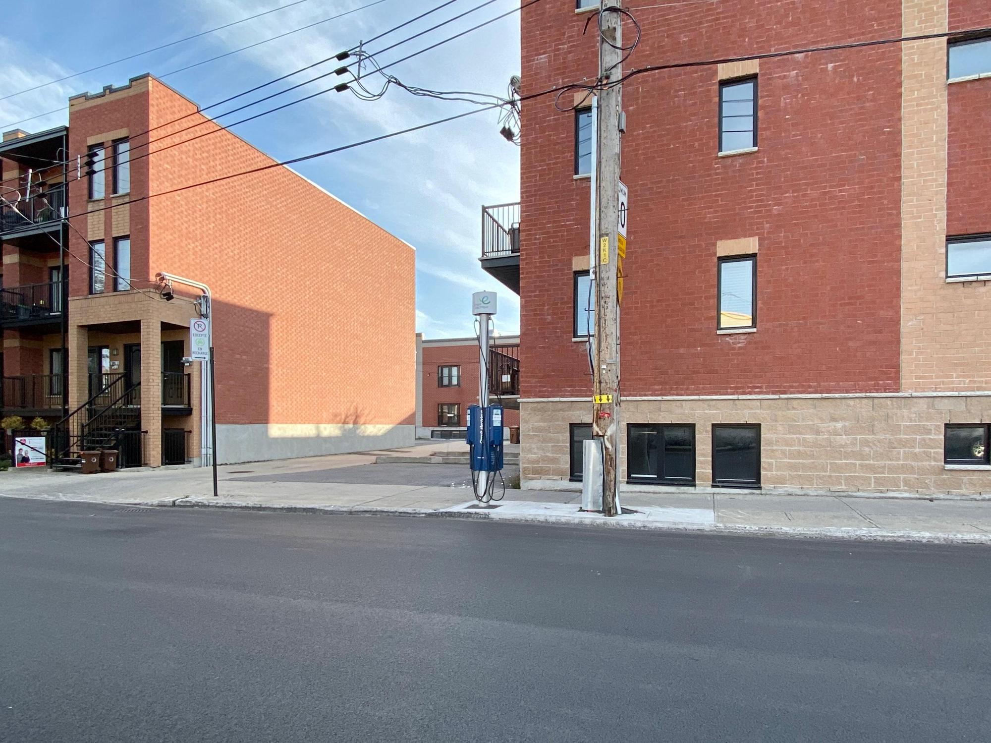 Rue de Cadillac Stationnement / Chargement Montréal, QC EV Station