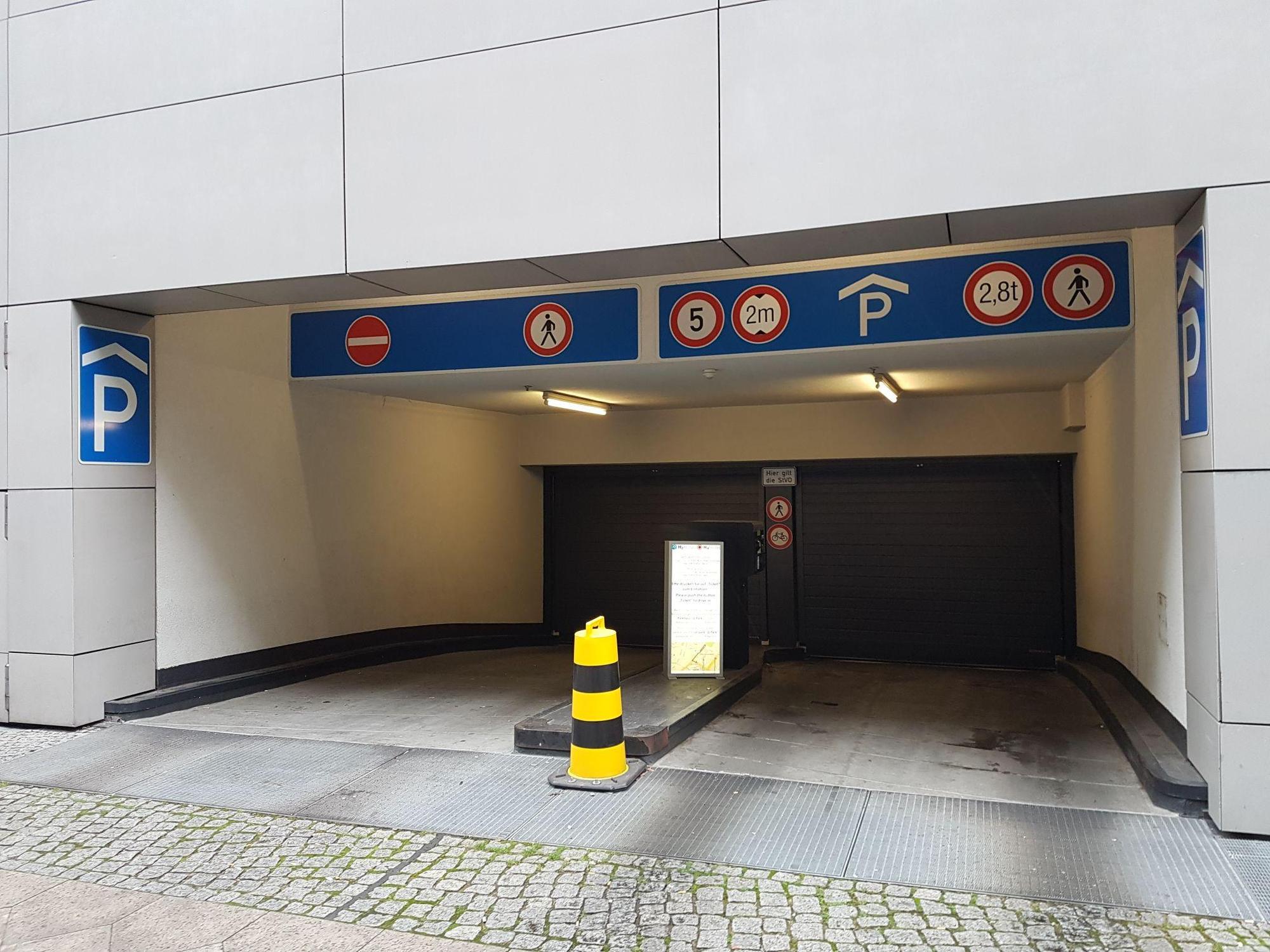 H2 H4 Hotel Berlin Alexanderplatz Berlin Berlin EV Station h2-h4-hotel-berlin-alexanderplatz-berlin-berlin-ev-station