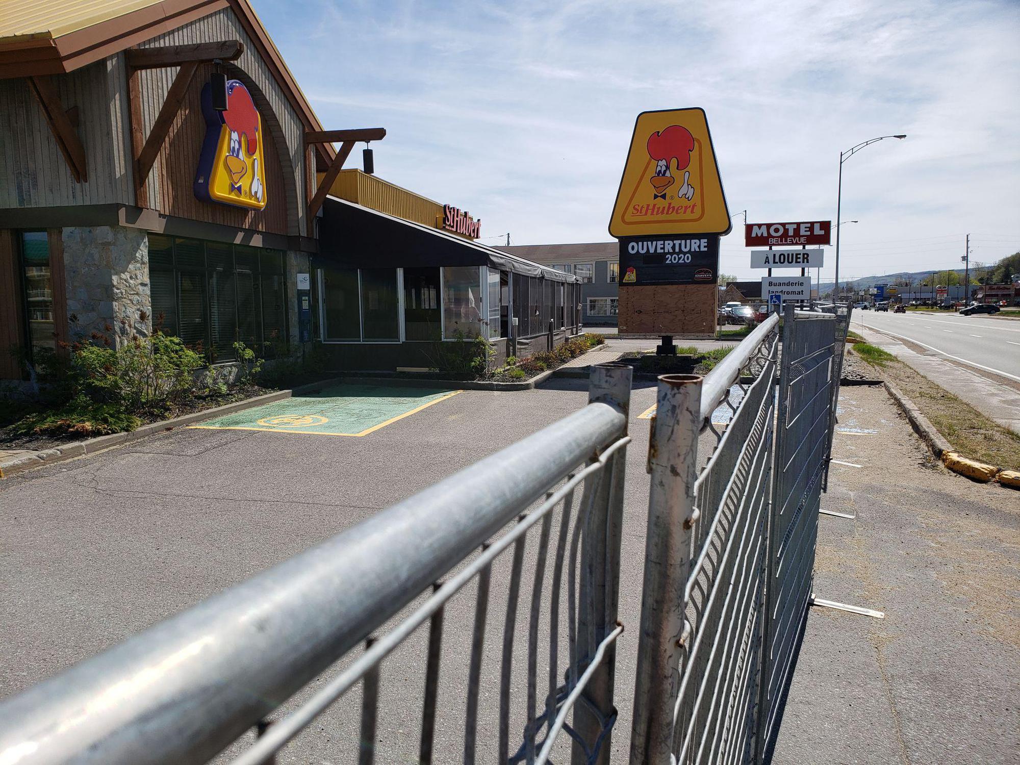 Rôtisserie St Hubert SainteAnnedeBeaupré, QC EV Station