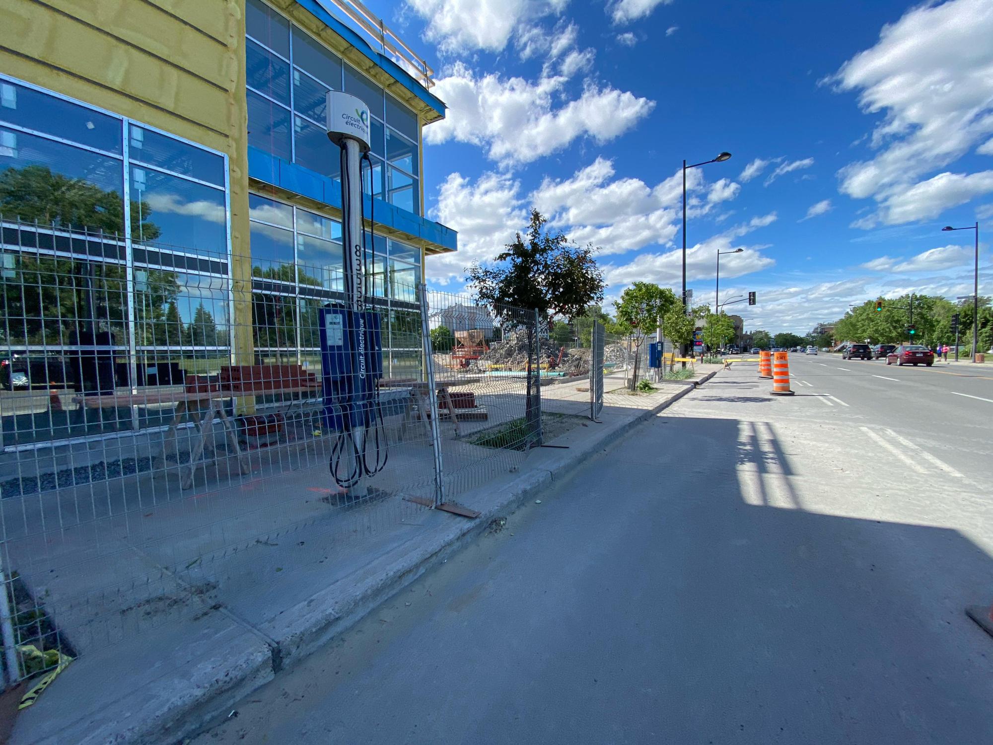 Rue NotreDame Parking/Charging Montréal, QC EV Station