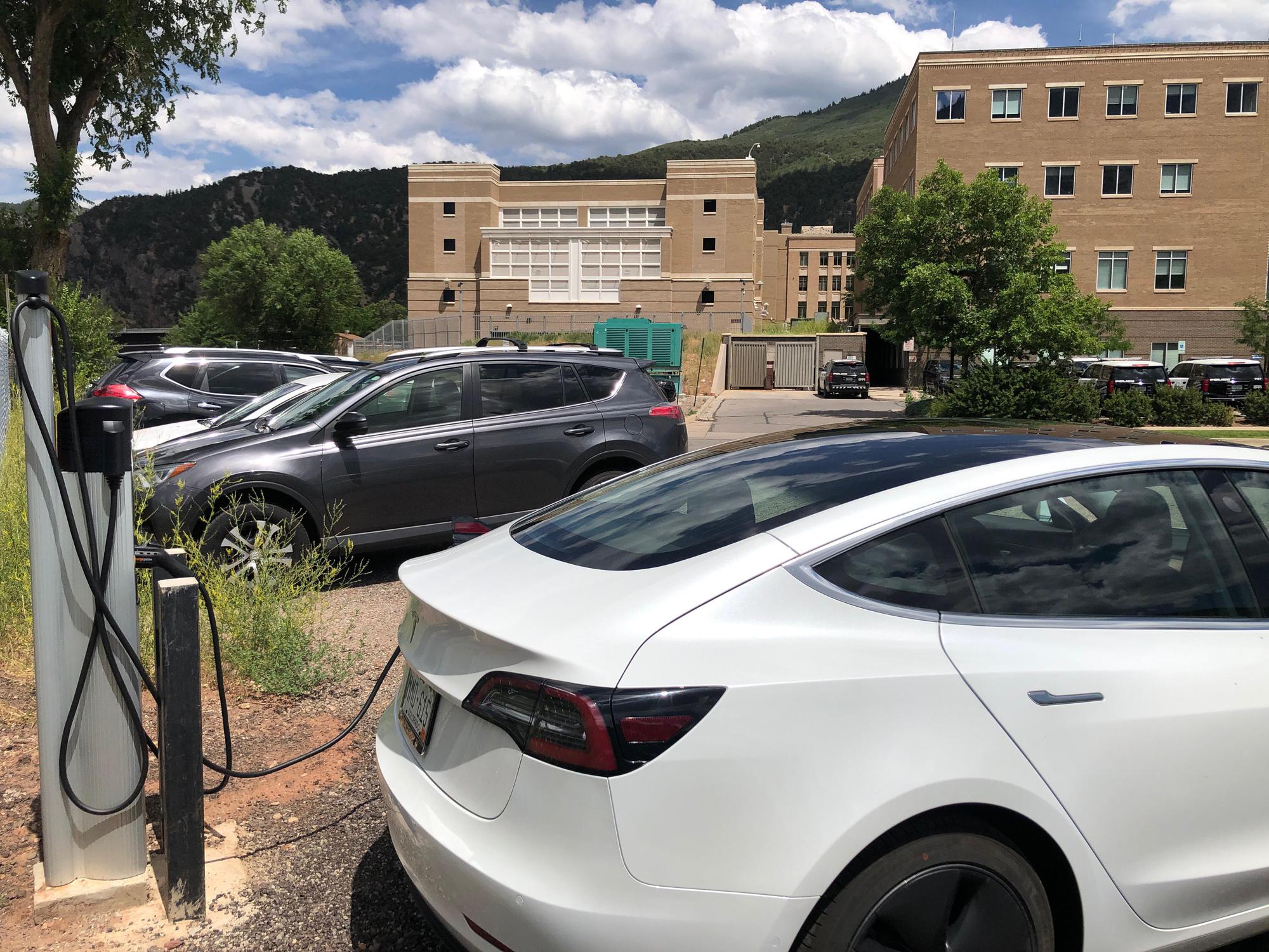 Glenwood Springs City Hall Glenwood Springs, CO EV Station