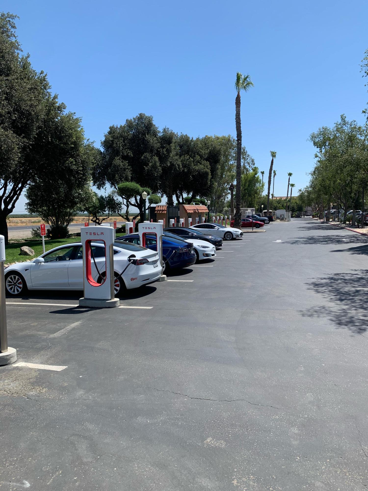 Harris Ranch Inn & Restaurant (2) | Coalinga, CA | EV Station