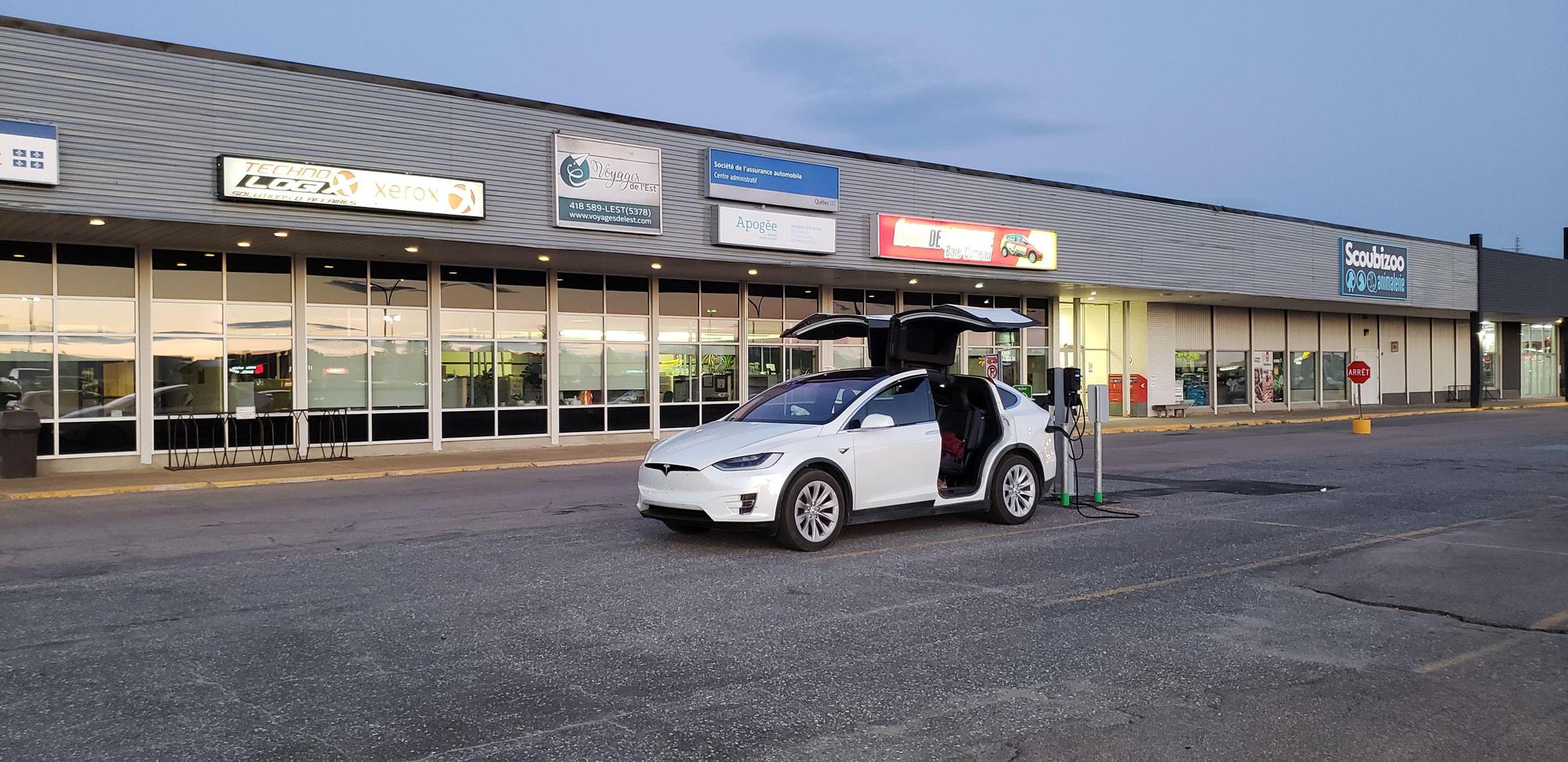 Centre Commercial Laflèche QC EV Station