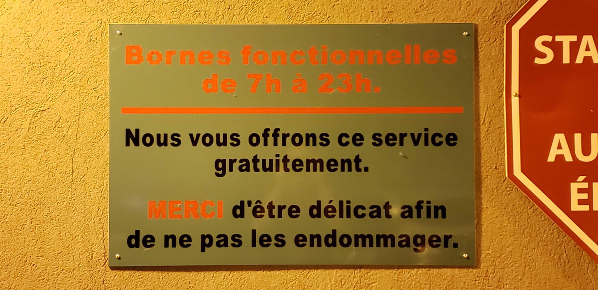 Métro Fordham / SAQ SaintZotique, QC EV Station