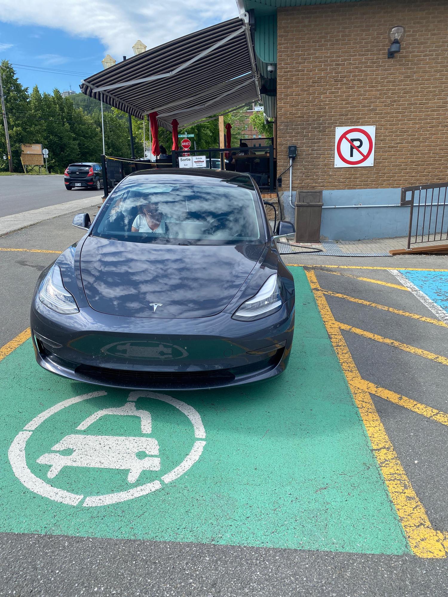 St Hubert Gaspé, QC EV Station