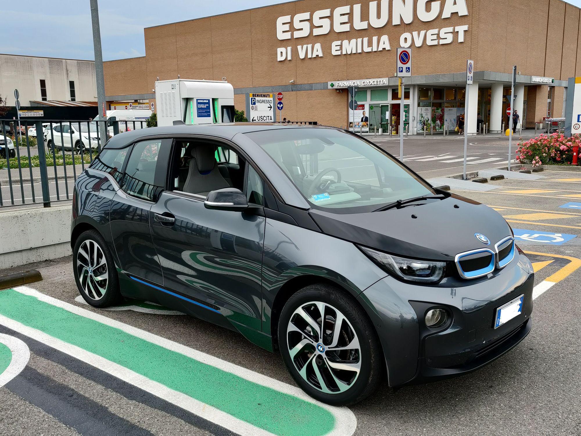 Colonnina Fast Esselunga Via Emilia Ovest | Parma, Emilia-Romagna | EV  Station, image size:2000x1500