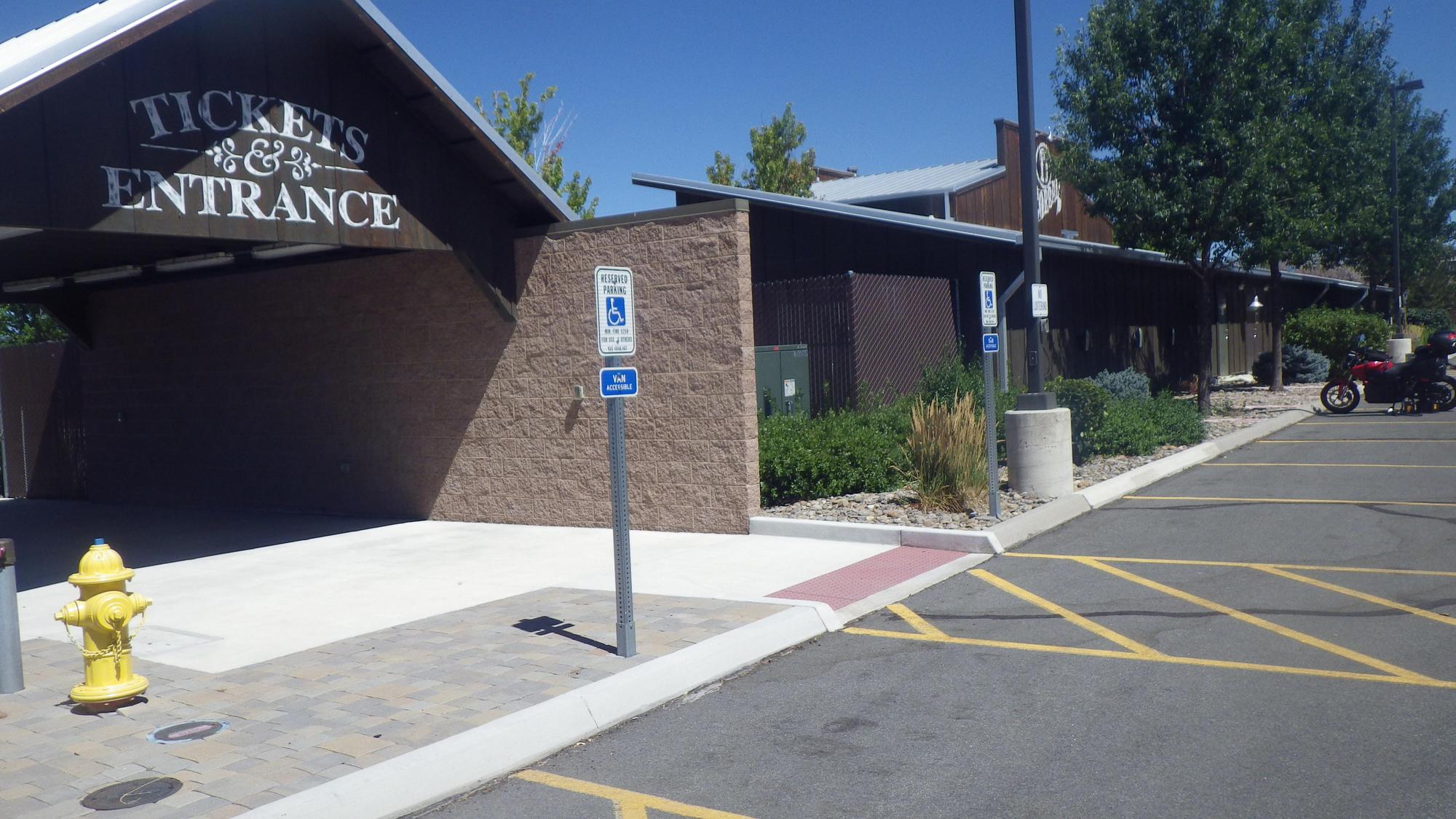 Tj s corral minden nv ev station