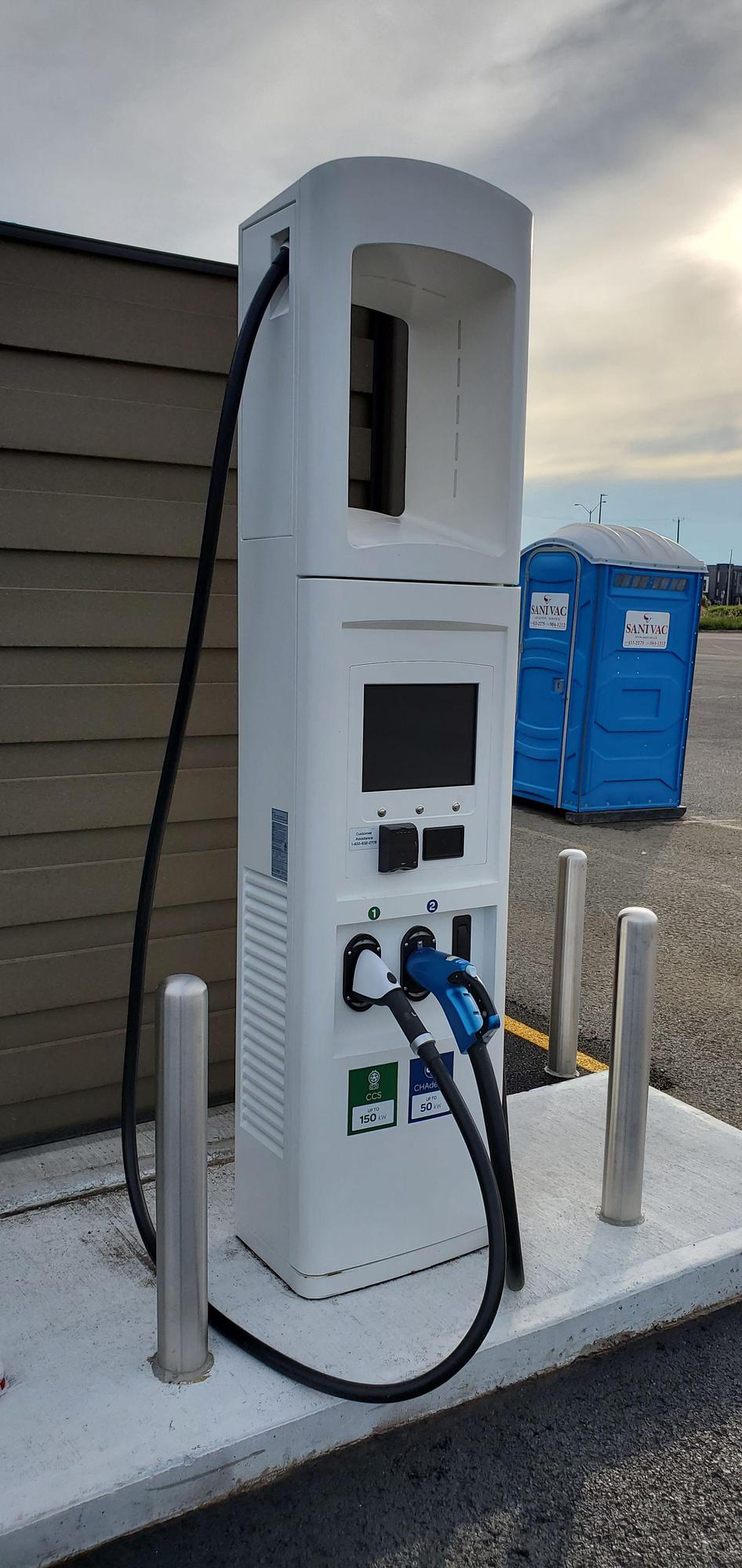 Premium Outlets Montréal Mirabel Mirabel, QC EV Station