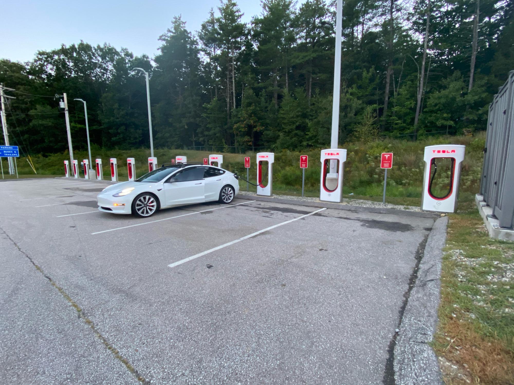 Hooksett Travel Plaza Southbound Hooksett, NH EV Station