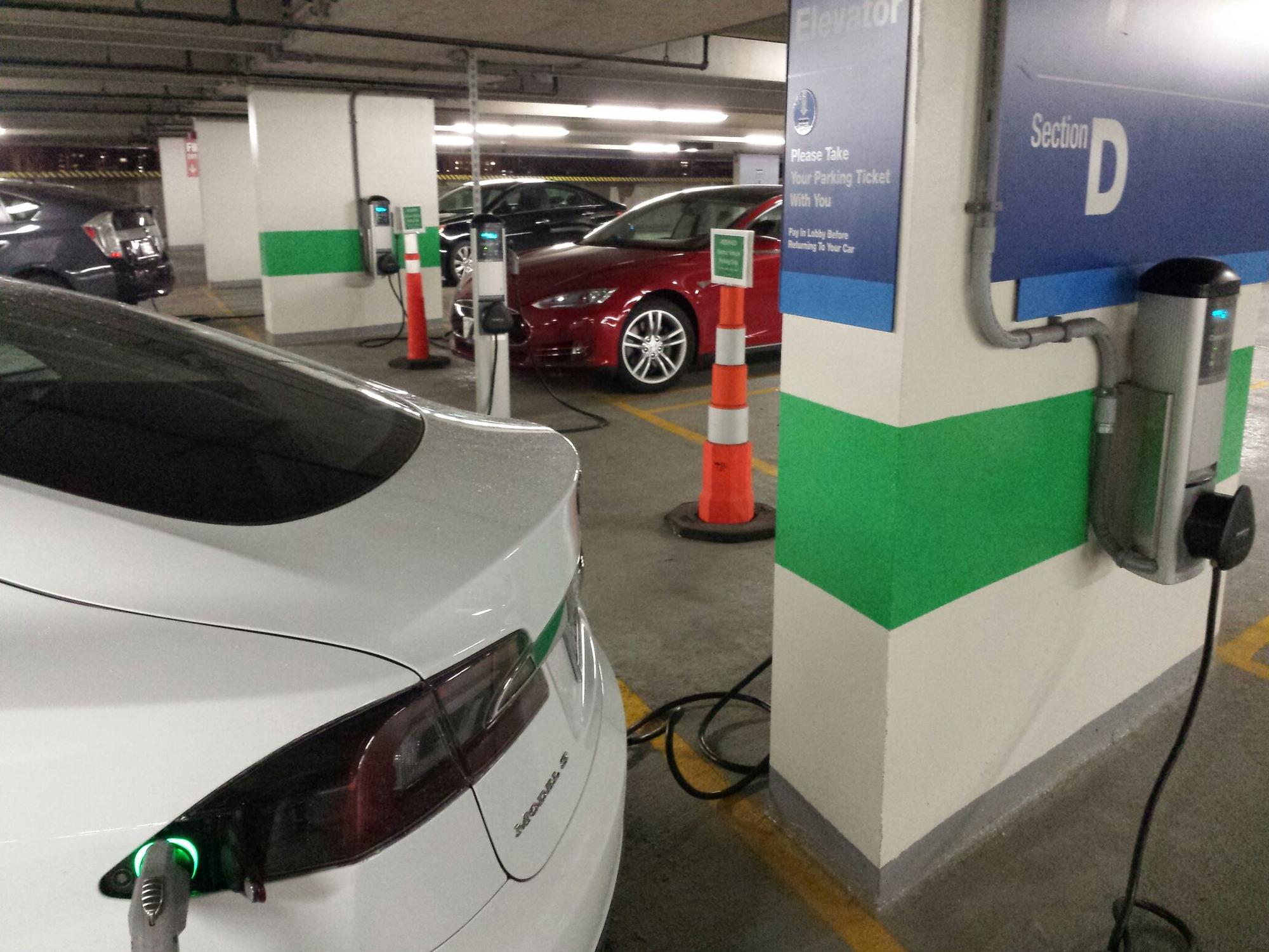 100 Clarendon St Garage Boston, MA EV Station