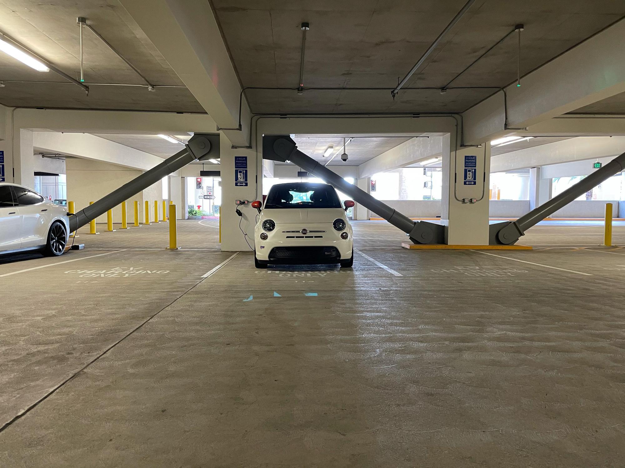 John Wayne Airport - Terminal C | Santa Ana, CA | EV Station, image size:2000x1500