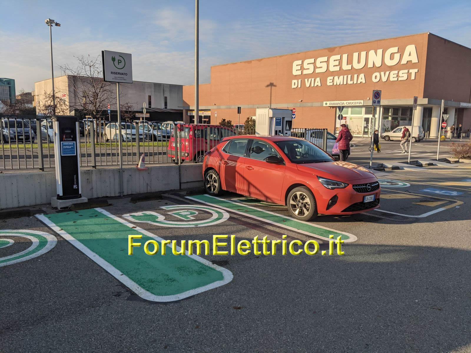 Colonnina Fast Esselunga Via Emilia Ovest | Parma, Emilia-Romagna | EV  Station, image size:1600x1200