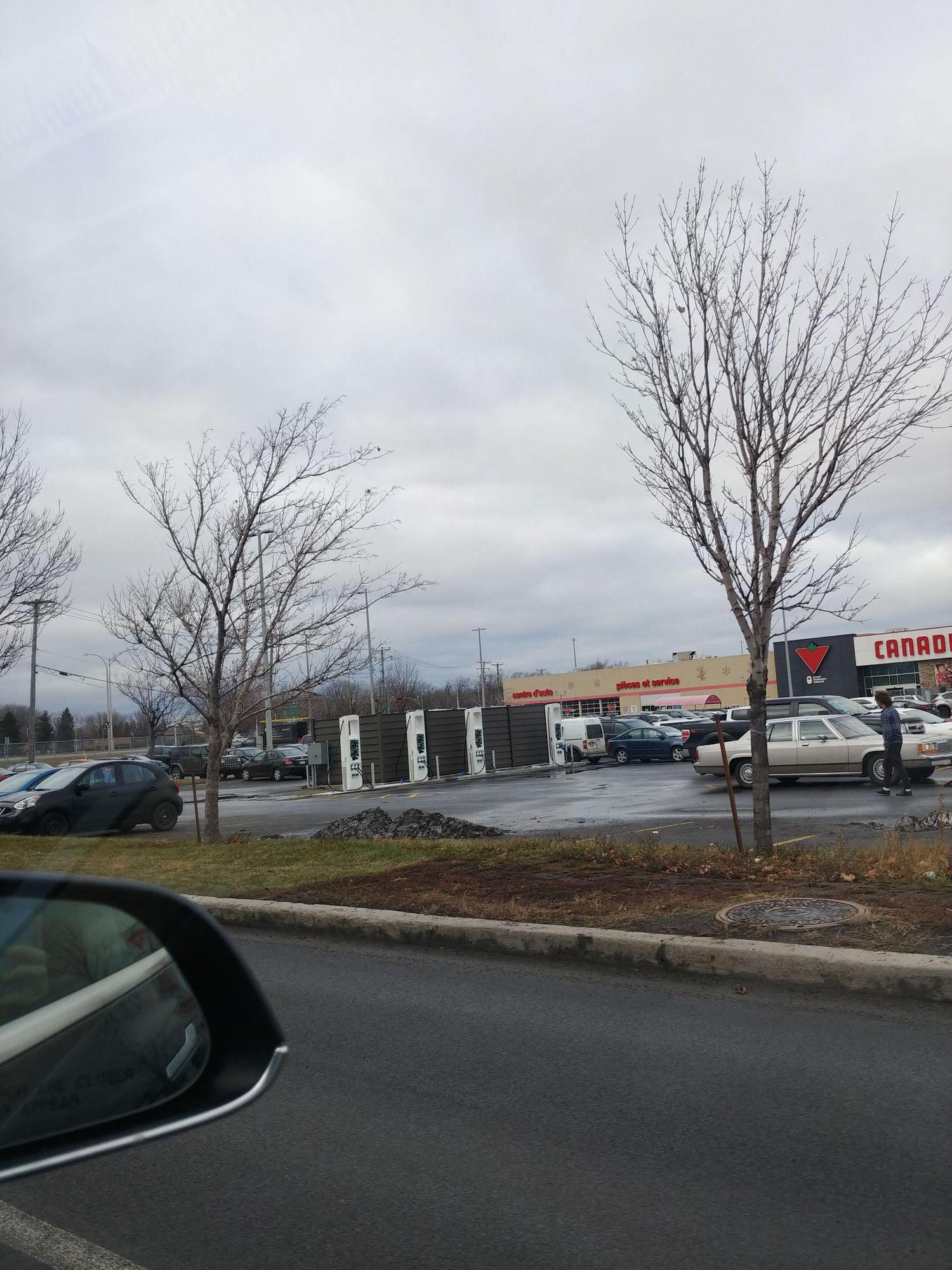 Canadian Tire Repentigny Repentigny, QC EV Station