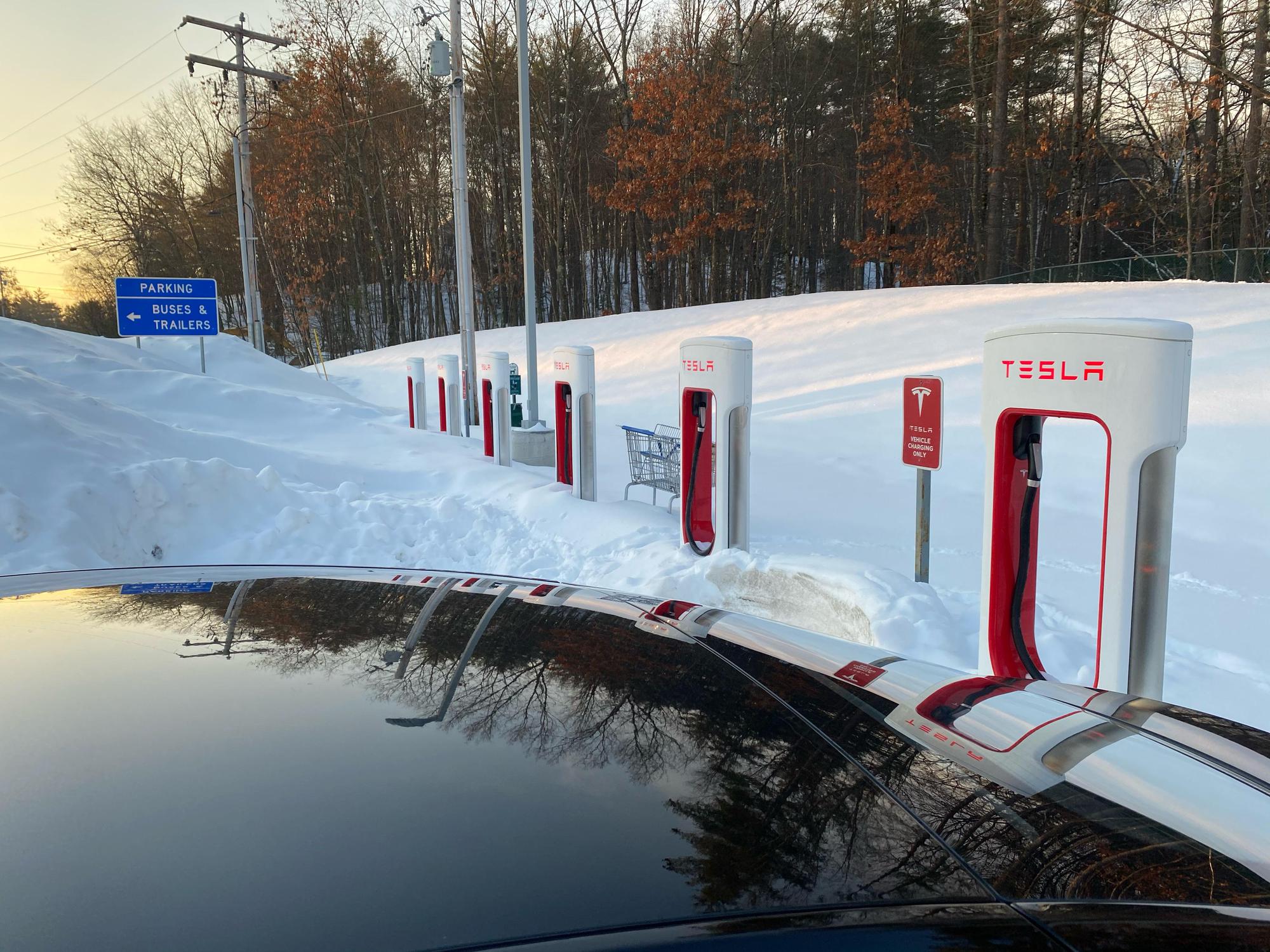 Hooksett Travel Plaza Southbound Hooksett, NH EV Station