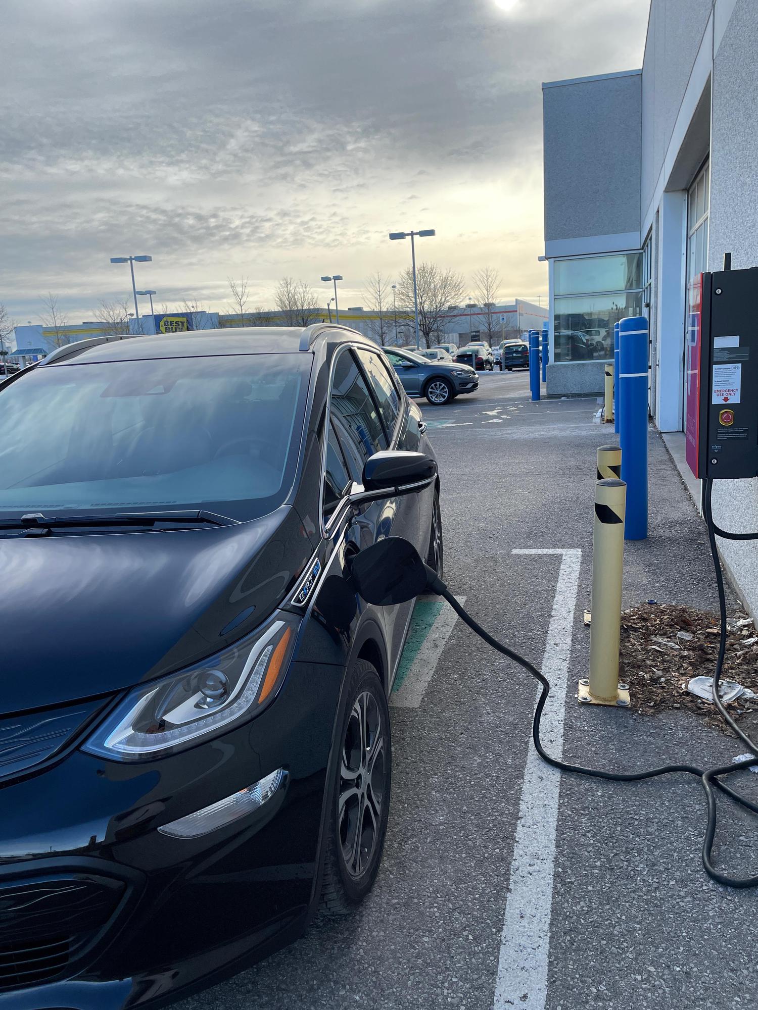 Yorkdale Volkswagen Toronto, ON EV Station