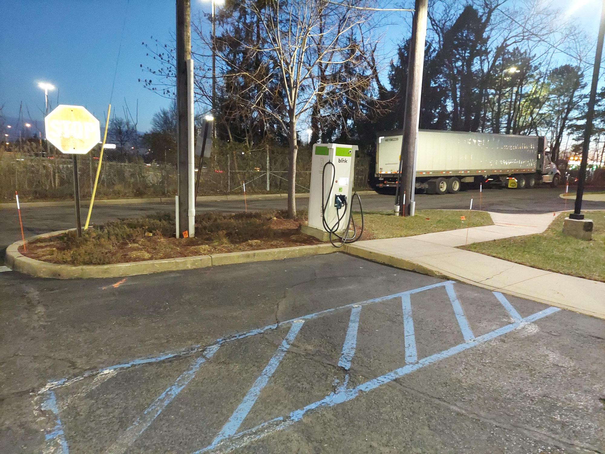 Holiday Inn Express & Suites Tower Center East Brunswick, NJ EV Station