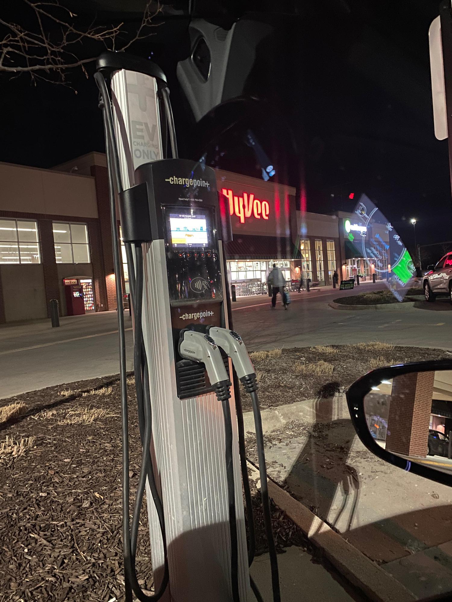 HyVee Waukee Waukee, IA EV Station
