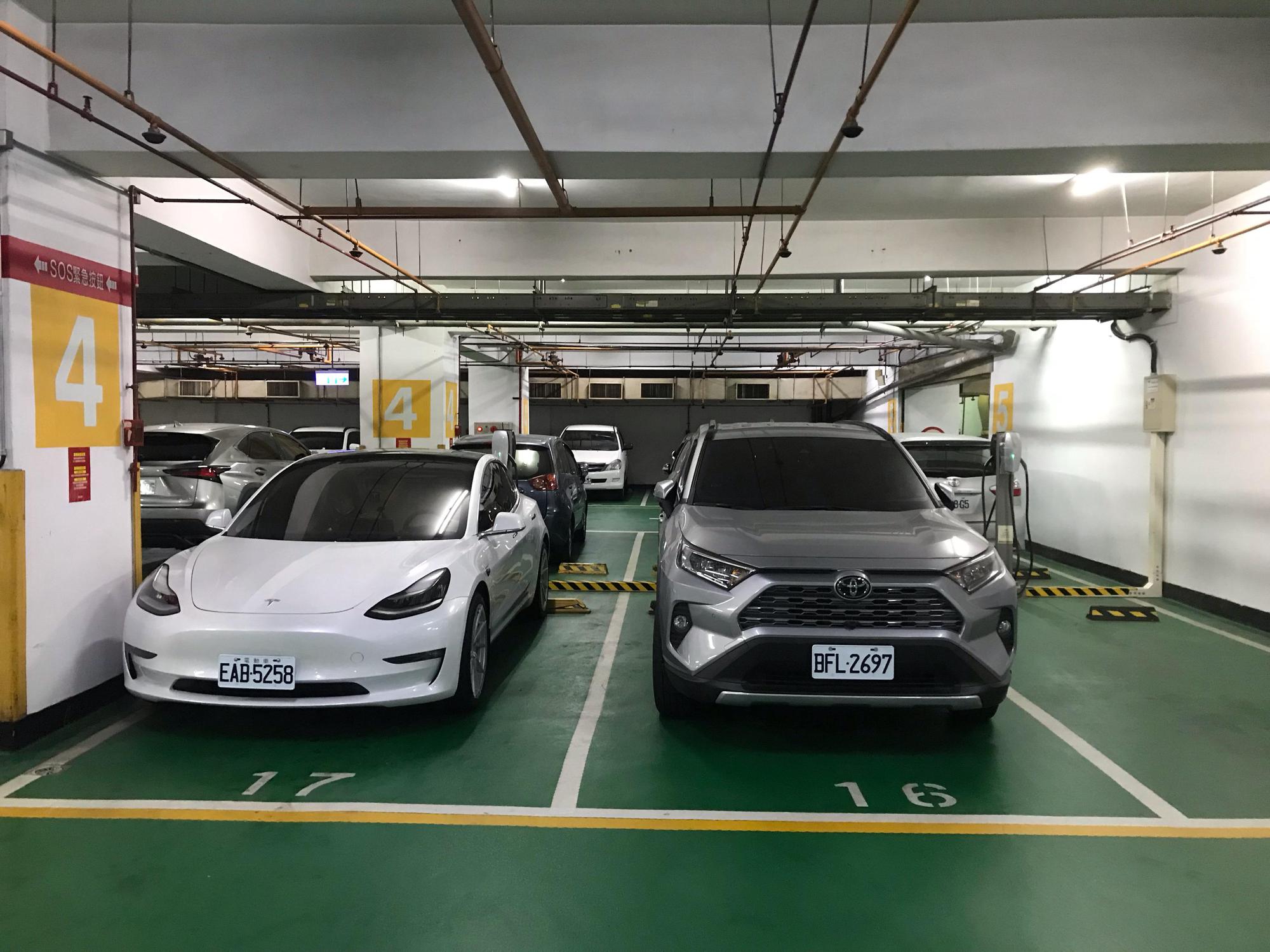 新光三越高雄三多店 Plugshare