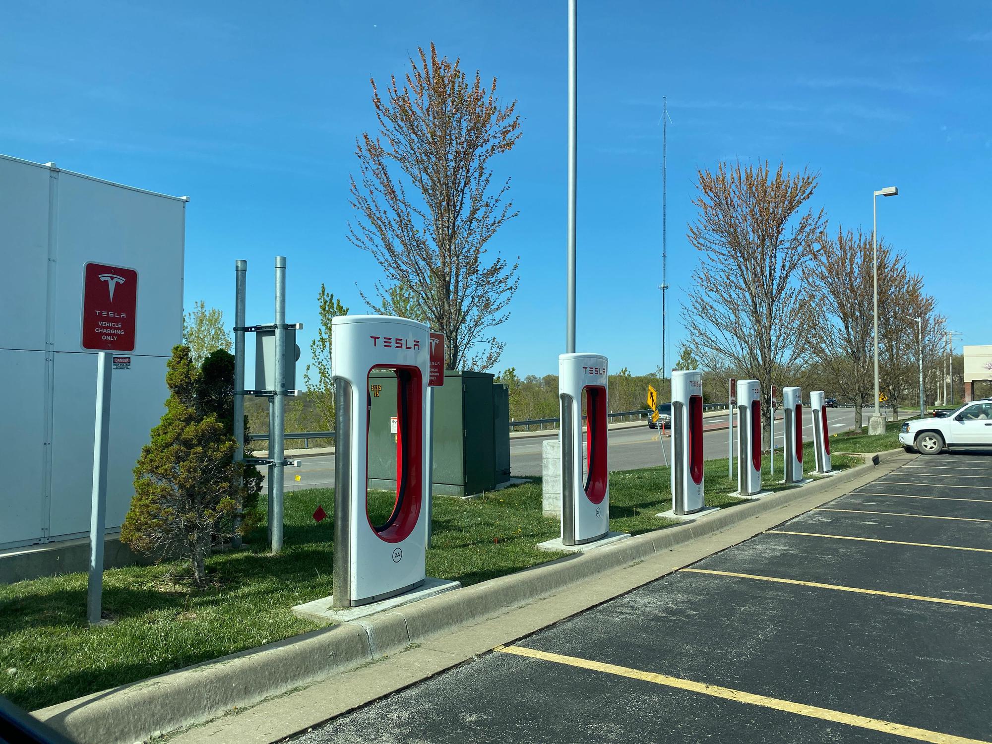 HyVee Grocery Store Osage Beach, MO EV Station