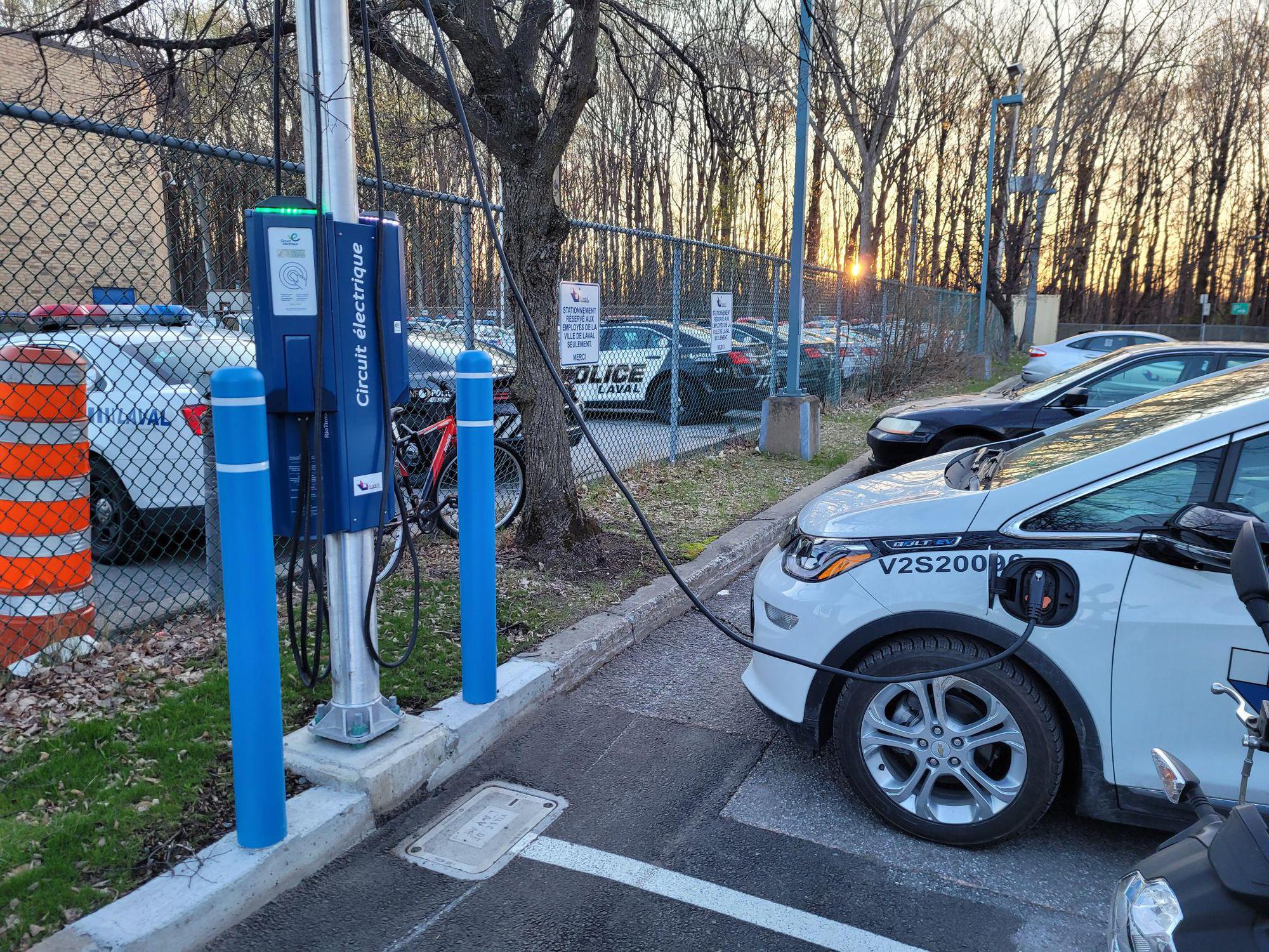 Centre communautaire BoisPapineau Laval, QC EV Station