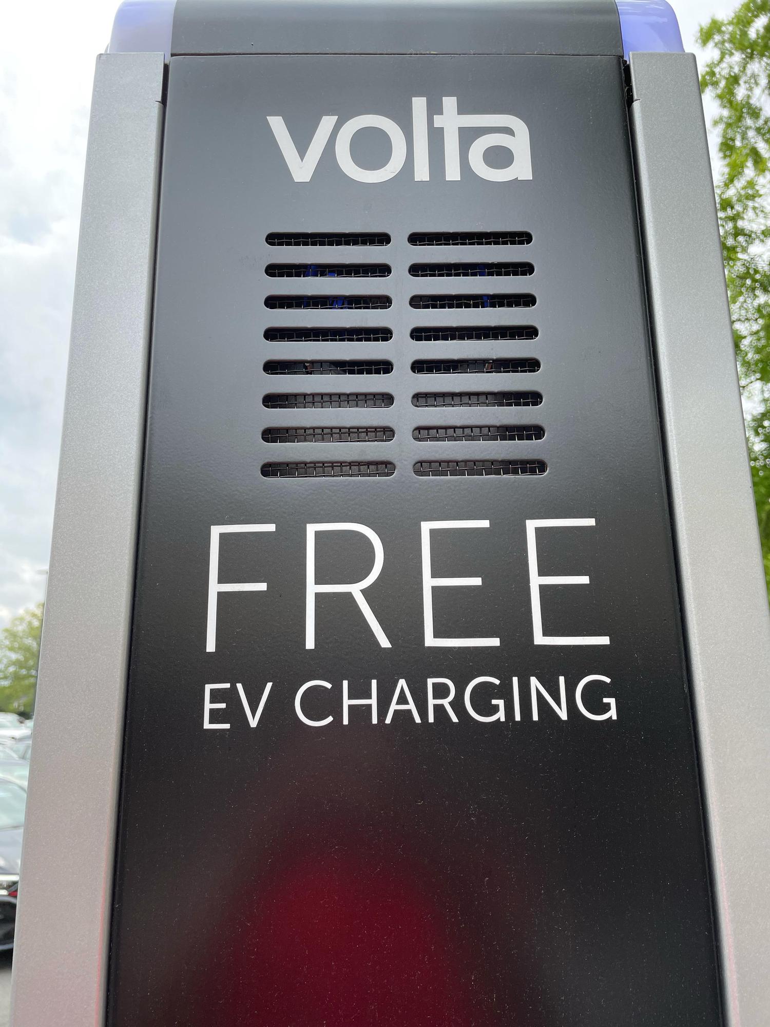 Fox Mill Shopping Center Giant Food Herndon, VA EV Station