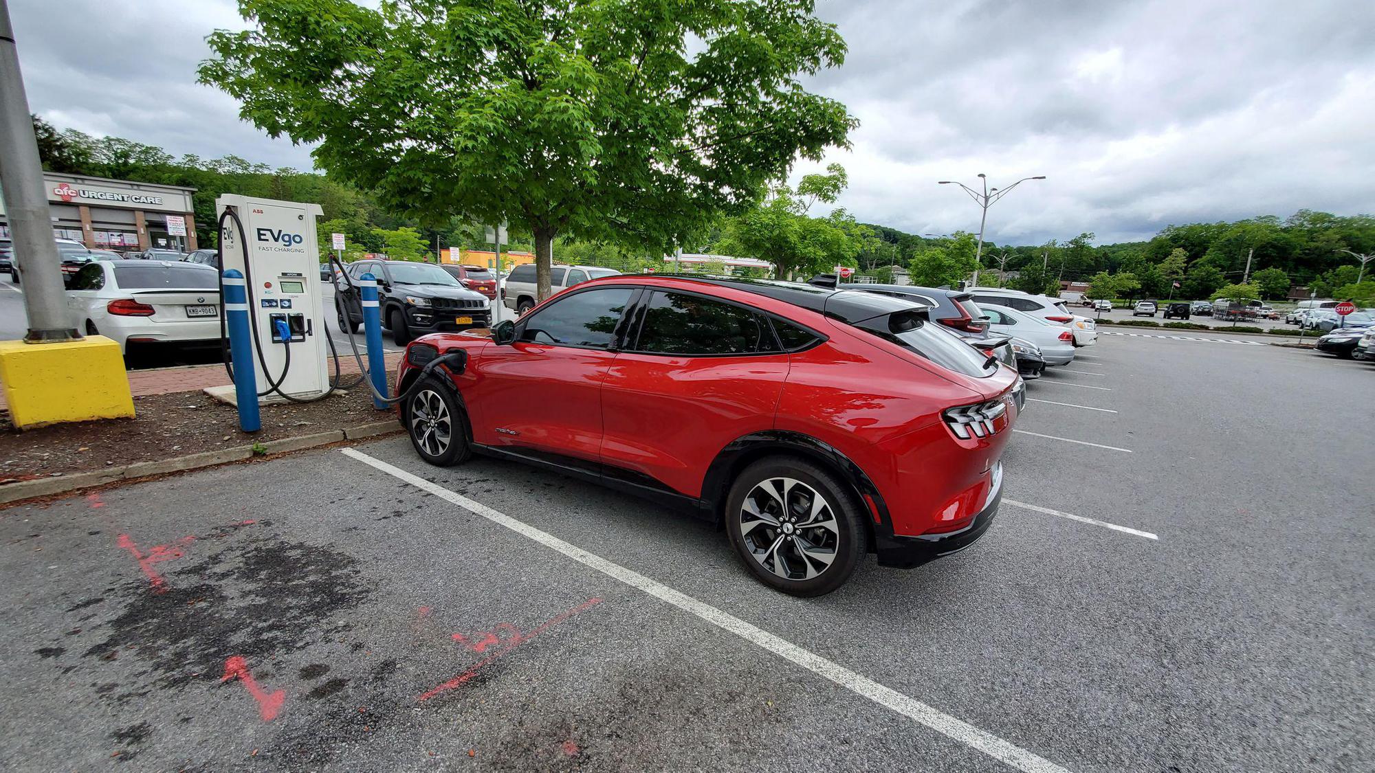 Staples Plaza Yorktown Heights, NY EV Station