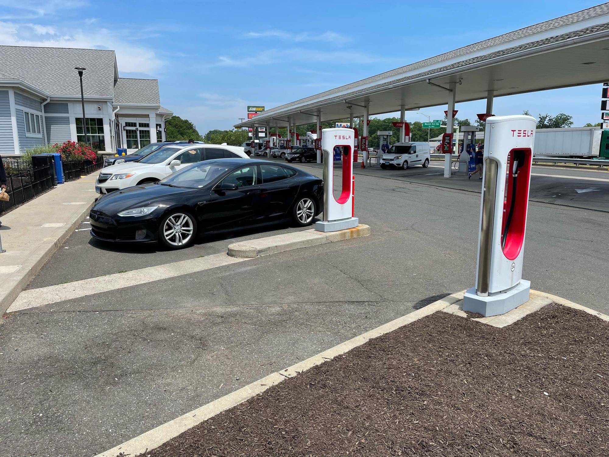 I95 Milford SB Service Plaza Mobil Milford, CT EV Station