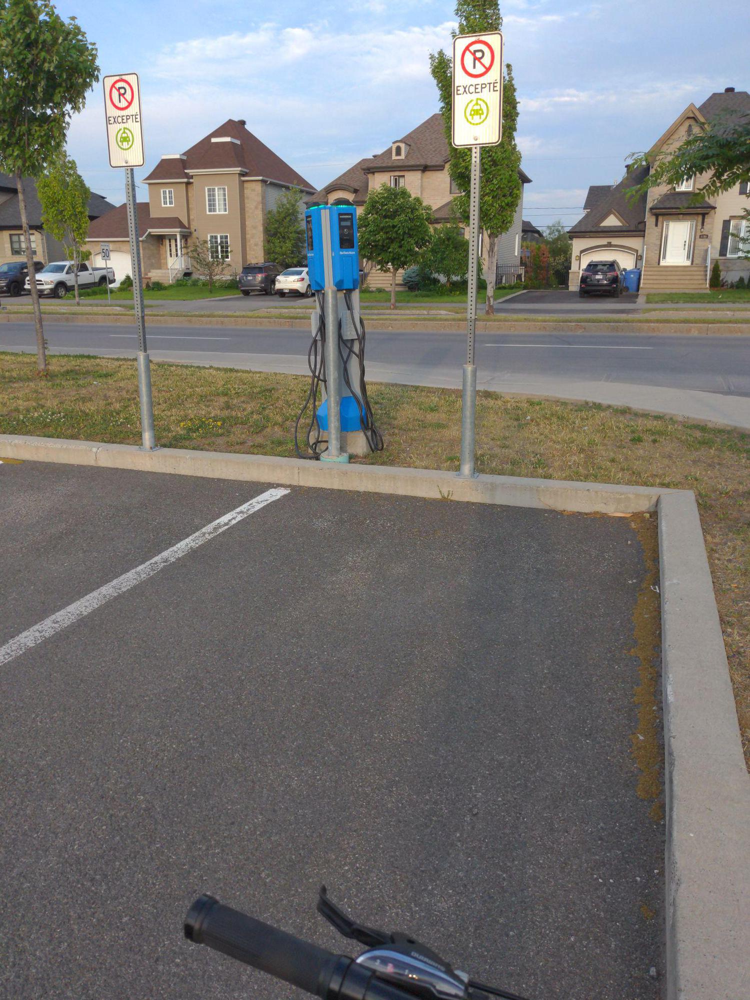 École Valmont sur Parc Repentigny, QC EV Station
