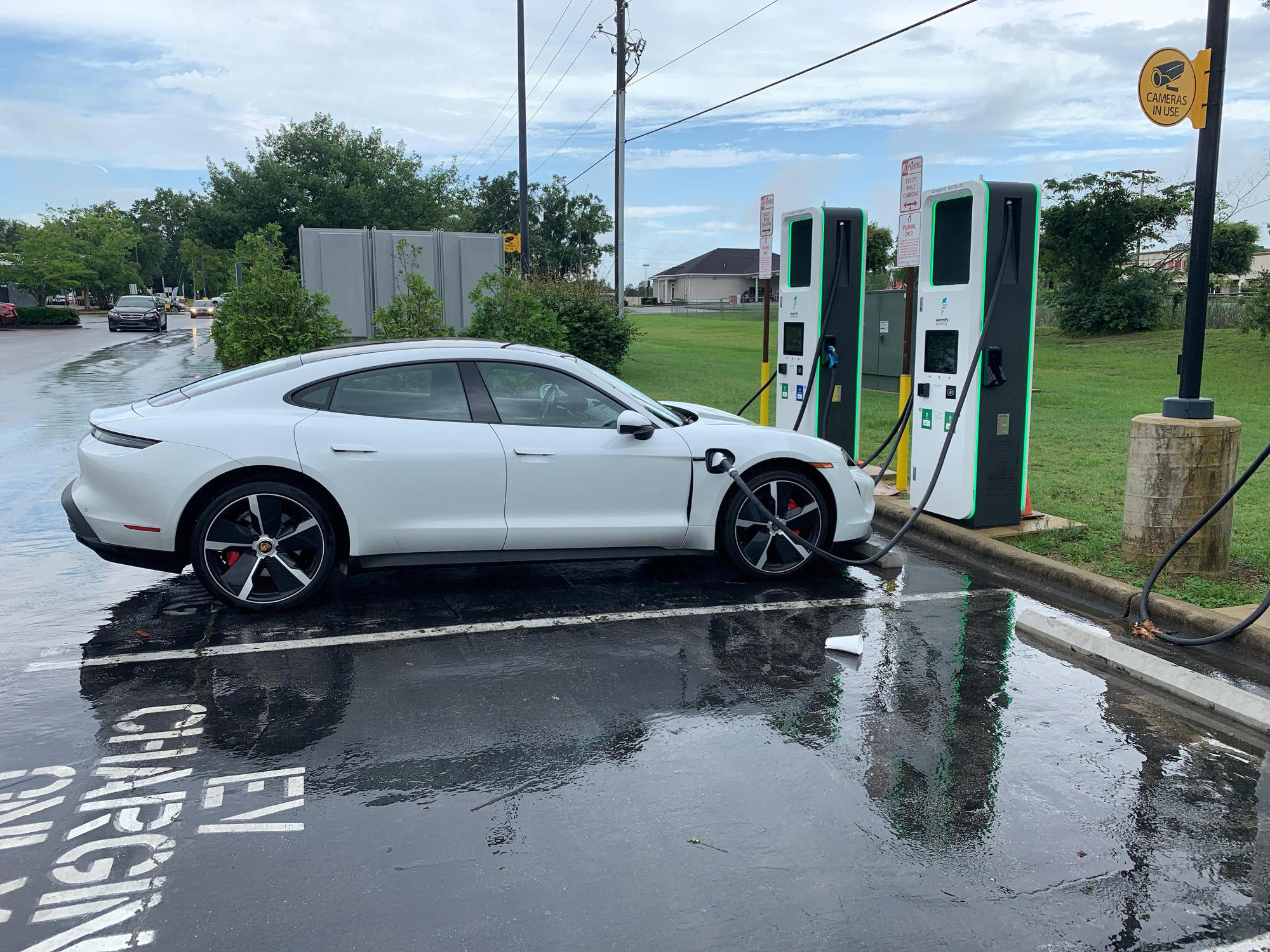Walmart Supercenter Chipley, FL EV Station