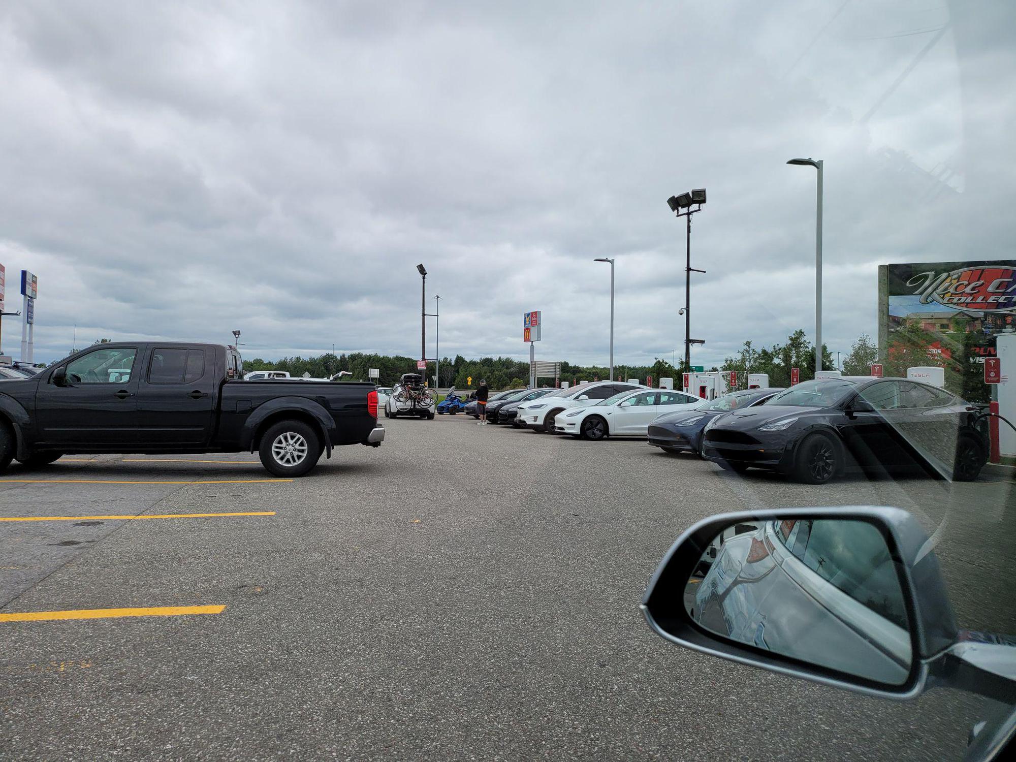 Halte 174 Yamachiche, QC EV Station