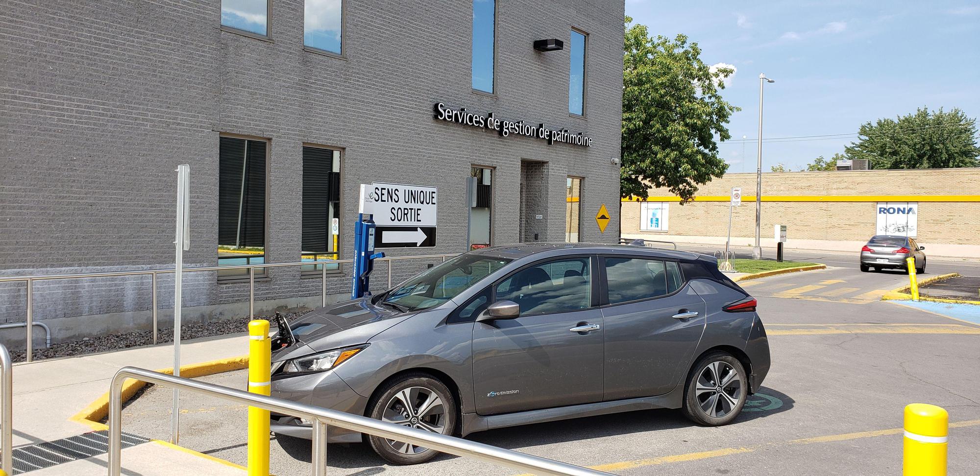 Desjardins Centre de services Vimont Laval, QC EV Station