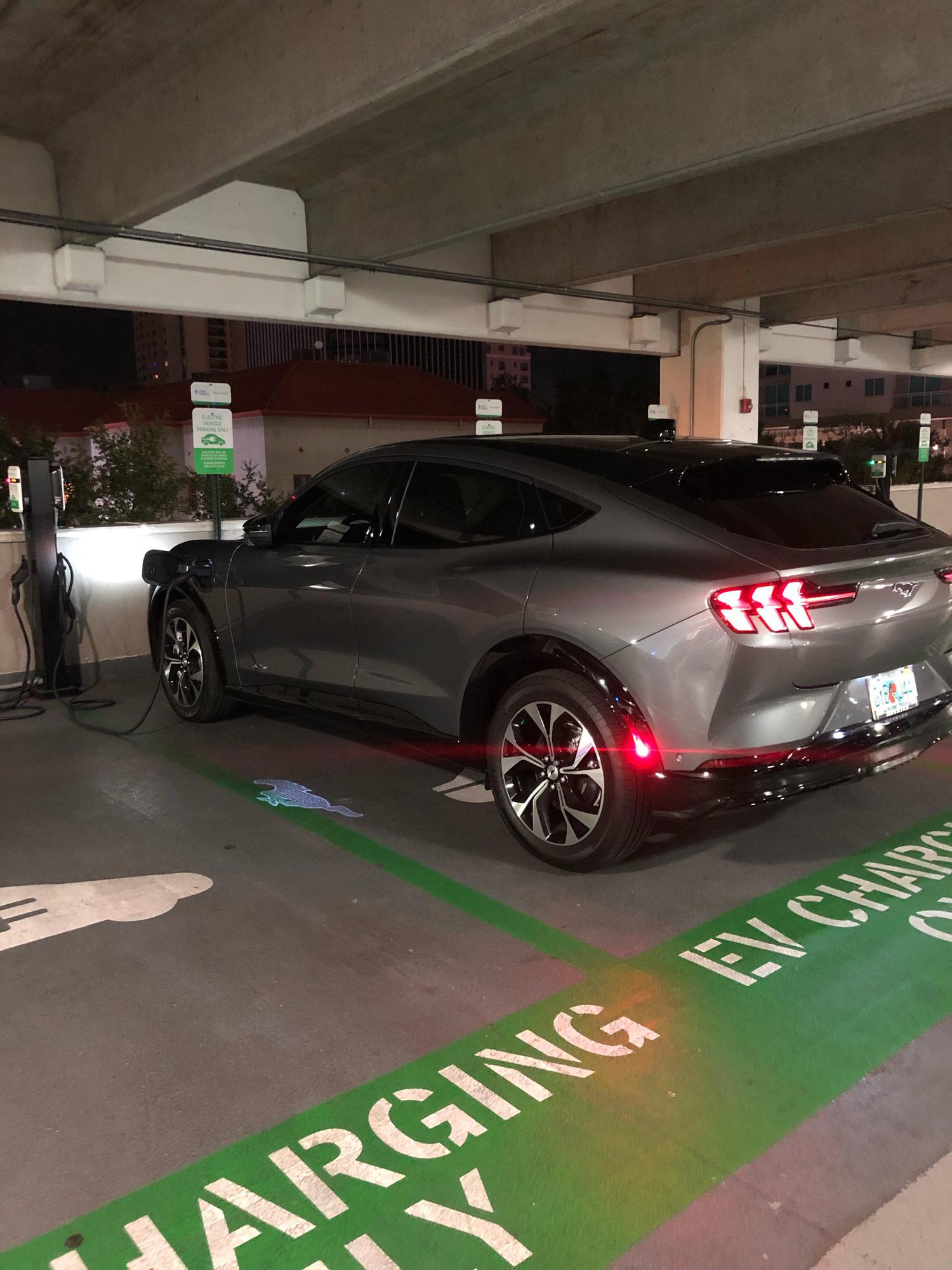Sundial Parking Garage (1) St. Petersburg, FL EV Station