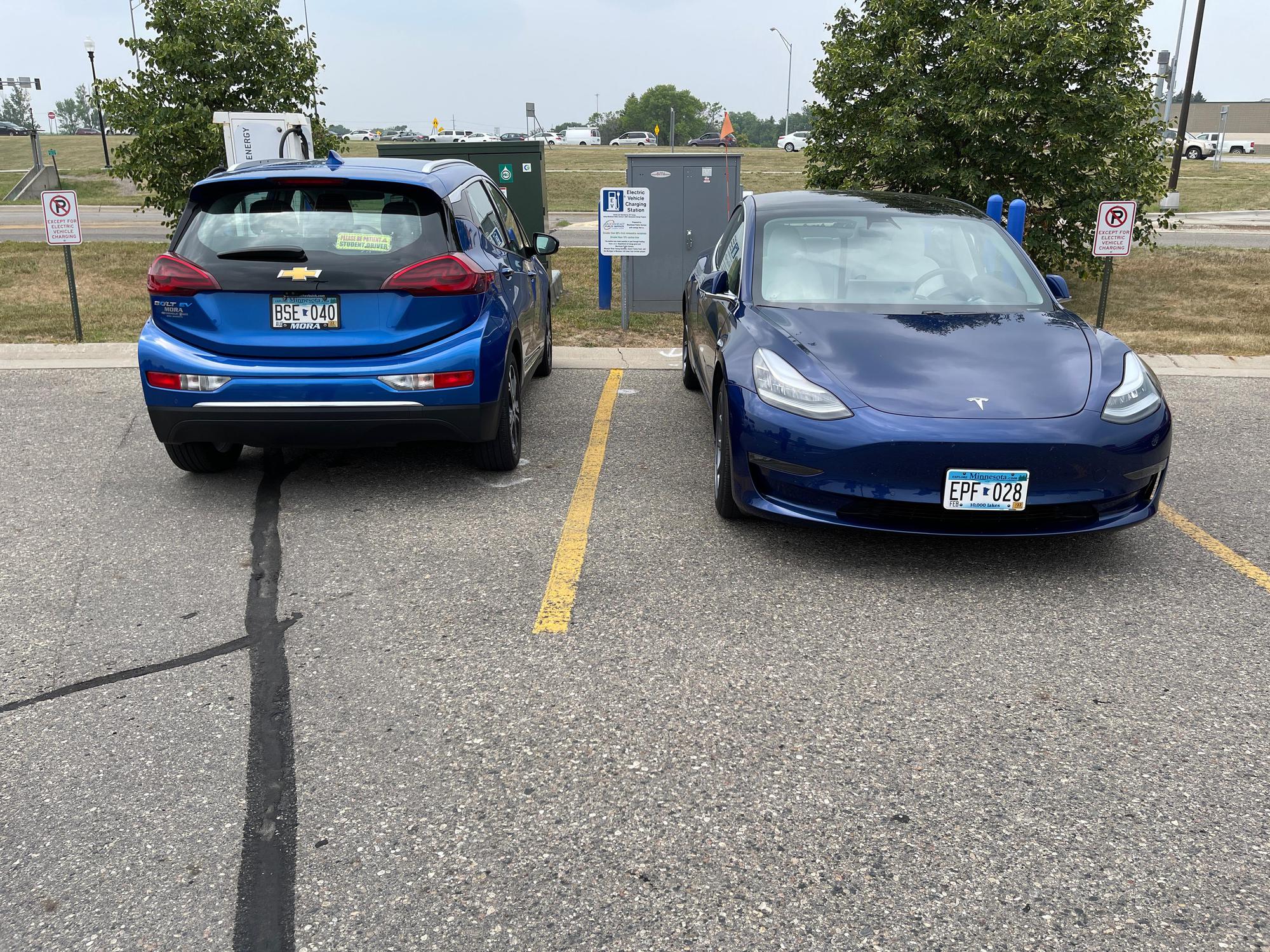 Noodles and Company Moorhead, MN EV Station