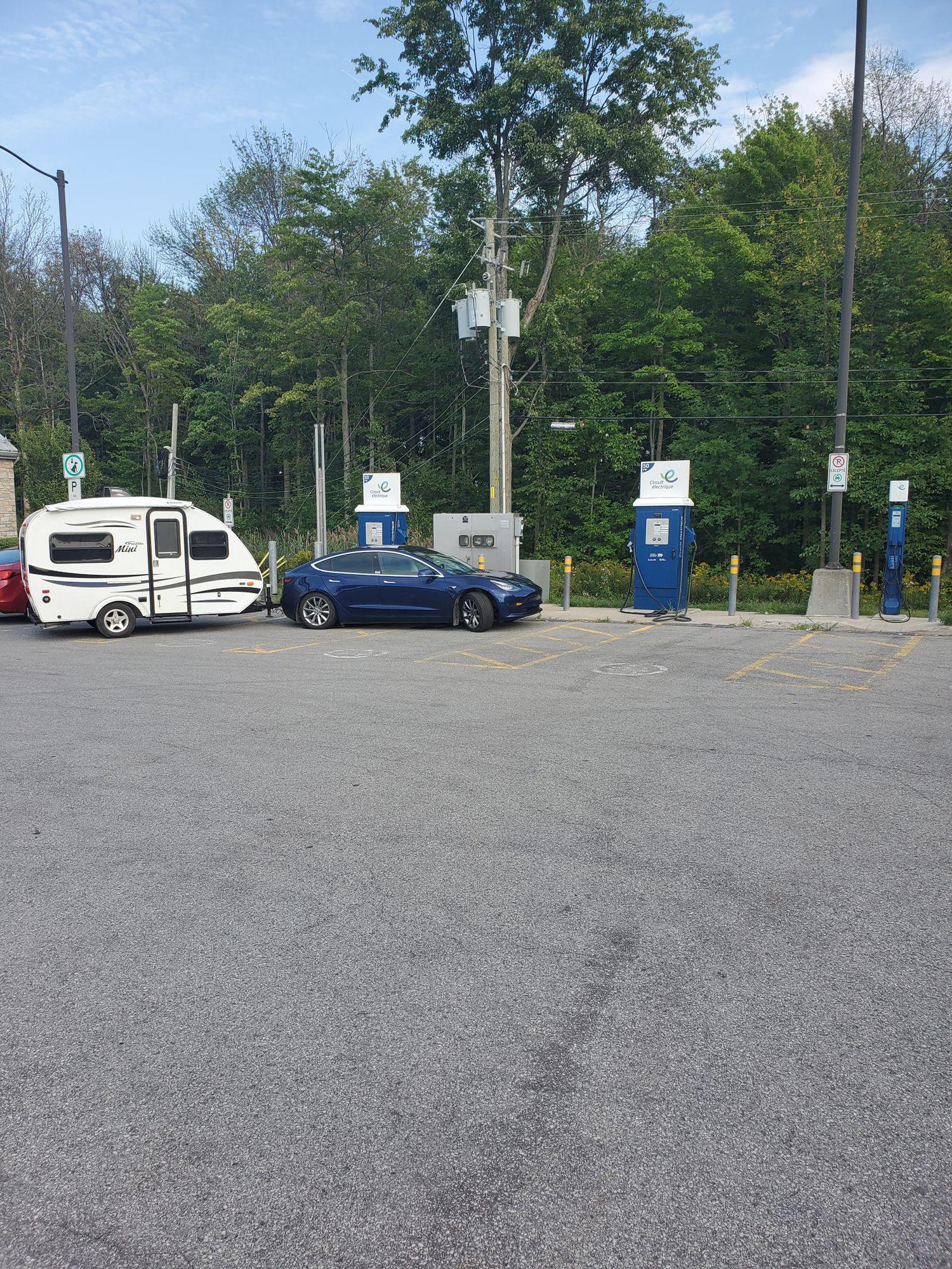 Aire de service RivièreBeaudette RivièreBeaudette, QC EV Station