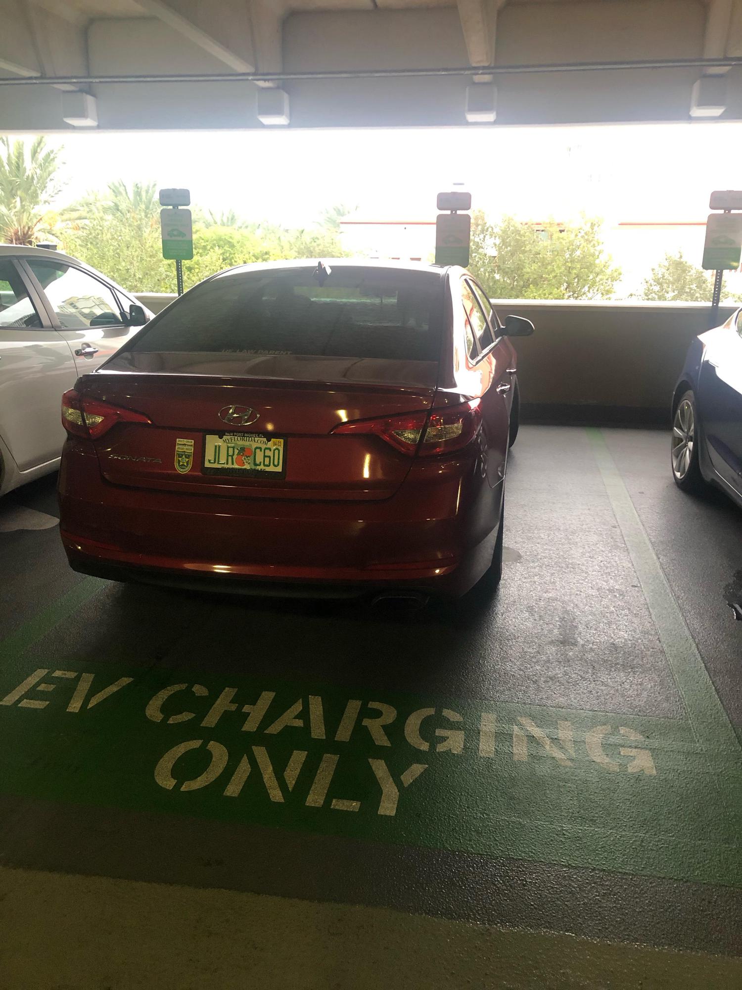 Sundial Parking Garage (1) St. Petersburg, FL EV Station