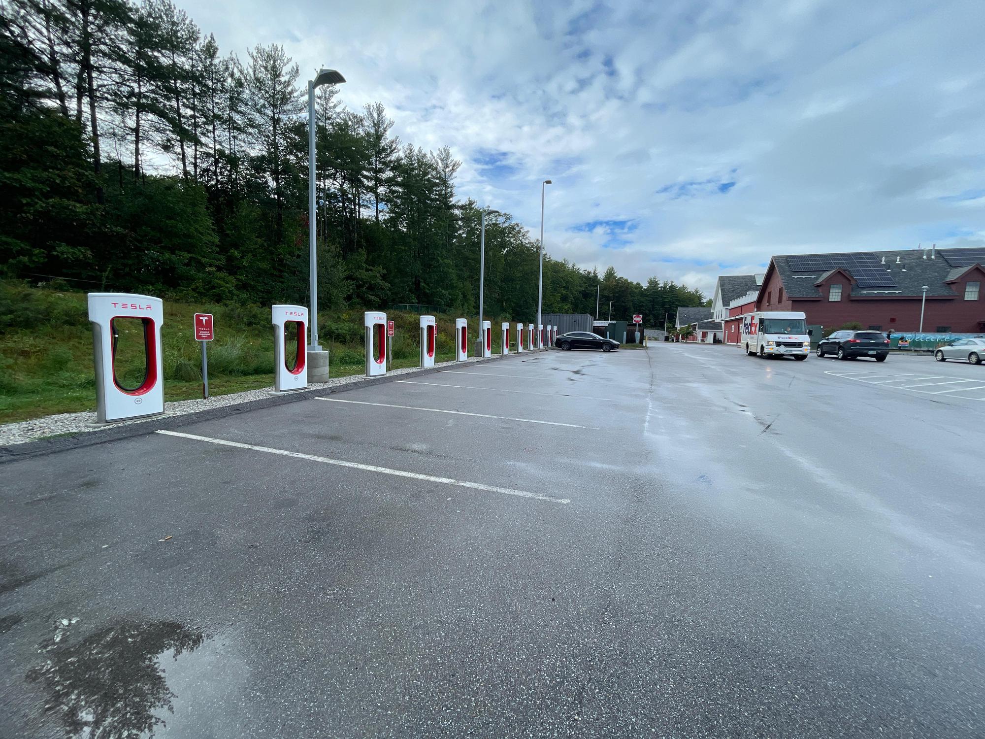 Hooksett Travel Plaza Southbound Hooksett, NH EV Station