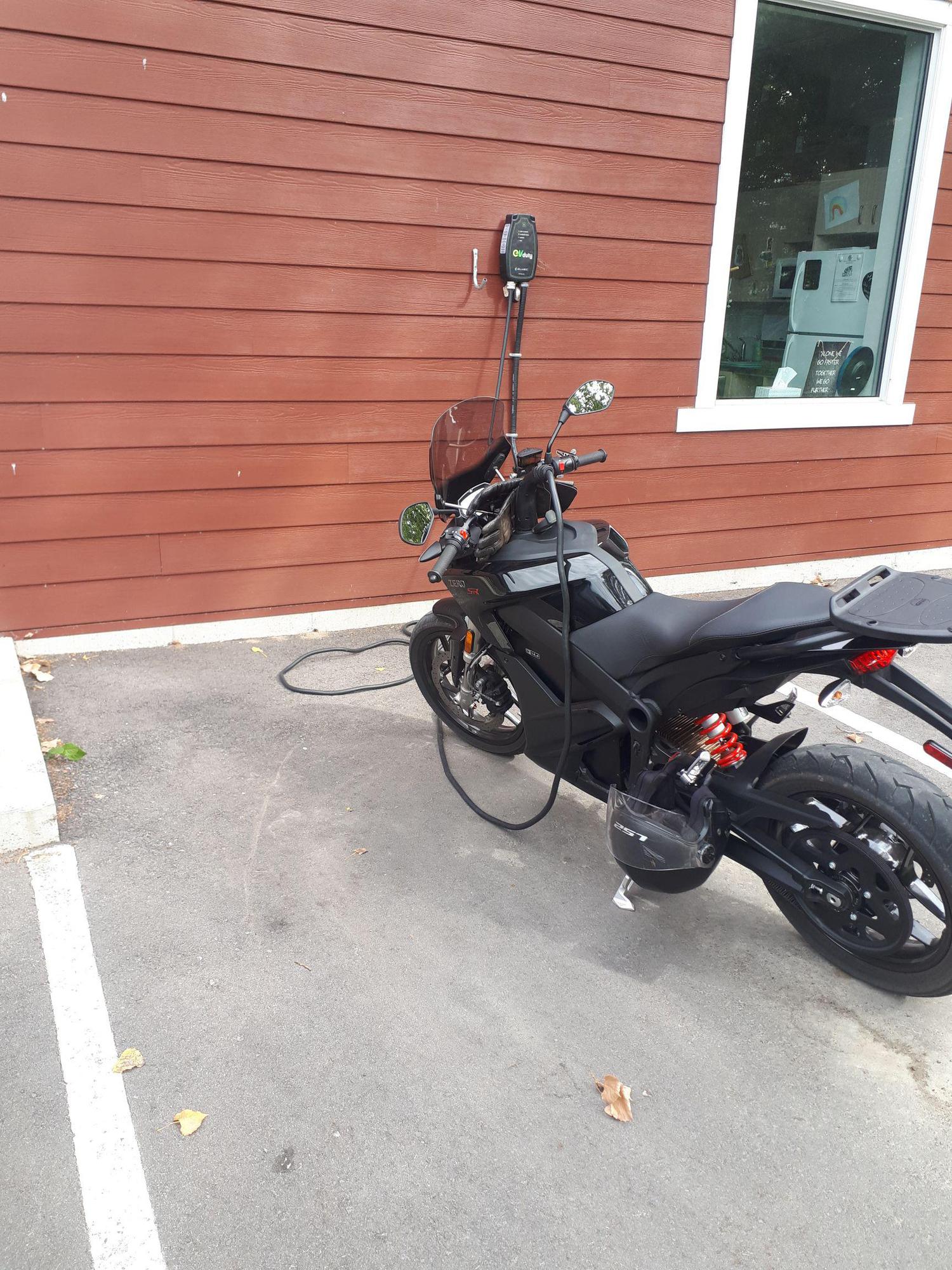 Familiprix Yamachiche, QC EV Station