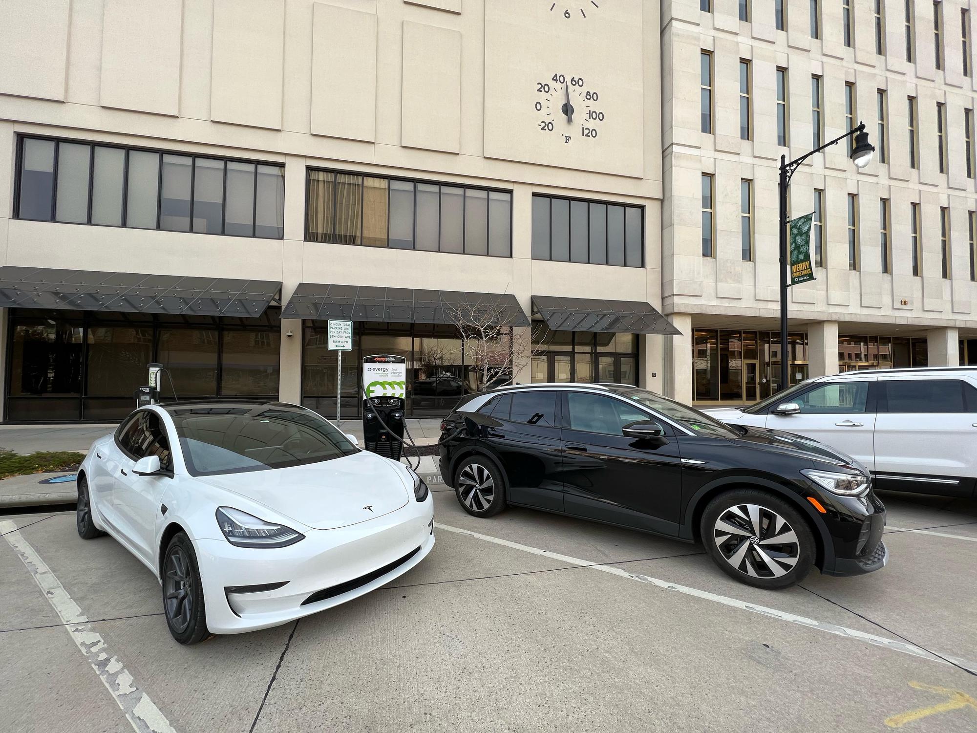 S Kansas Ave & 8th Ave Parking Topeka, KS EV Station
