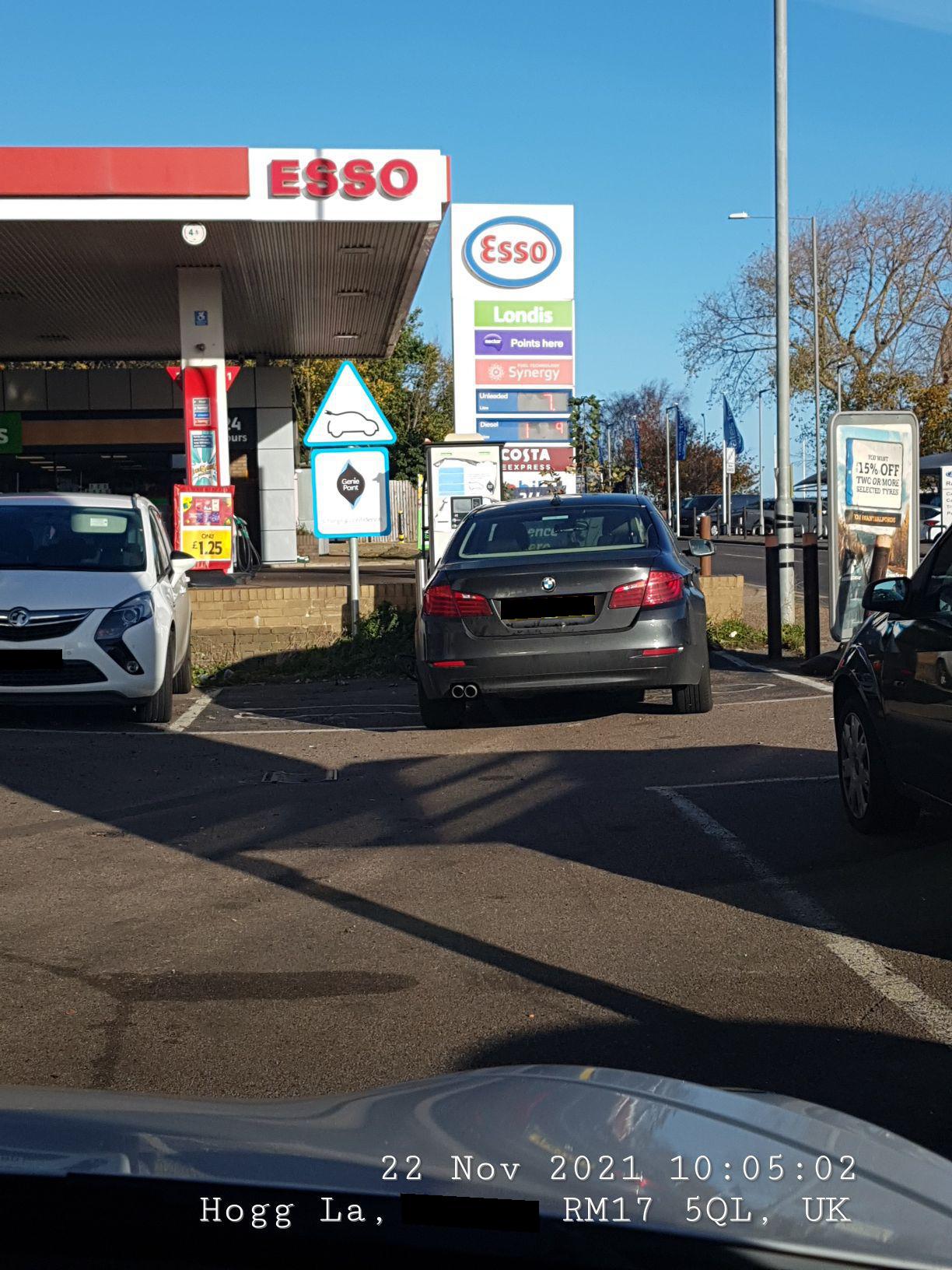Halfords Autocentre Grays, England EV Station