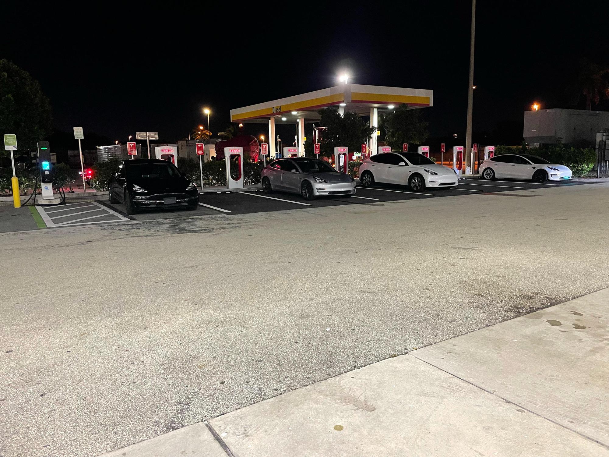 Florida Turnpike Service Plaza Supercharger Pompano Beach, FL EV