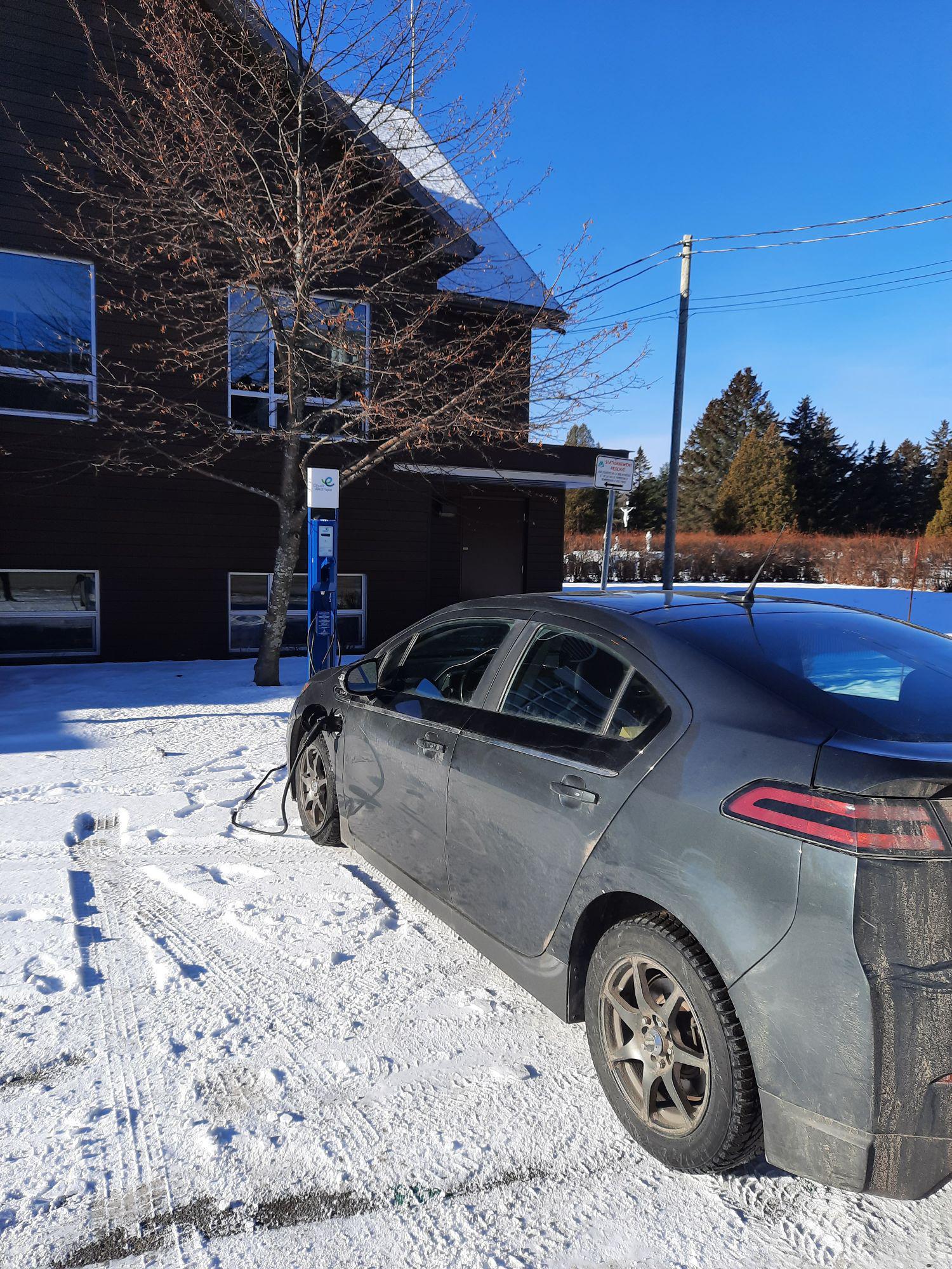 Bibliothèque municipale NotreDameduMontCarmel, QC EV Station