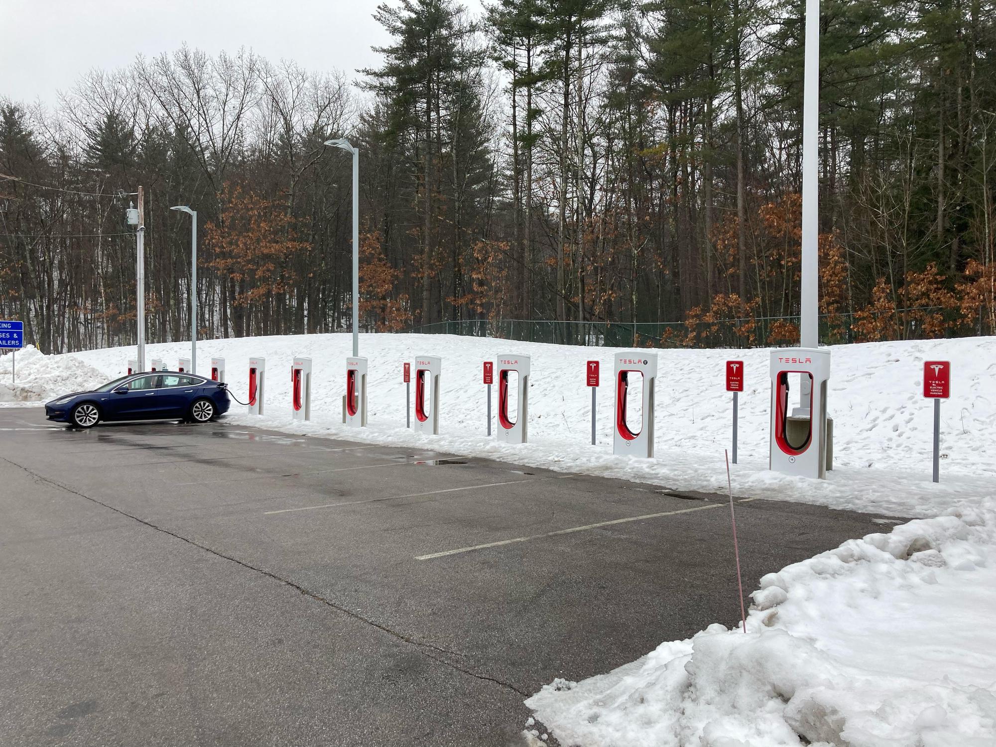 Hooksett Travel Plaza Southbound Hooksett, NH EV Station