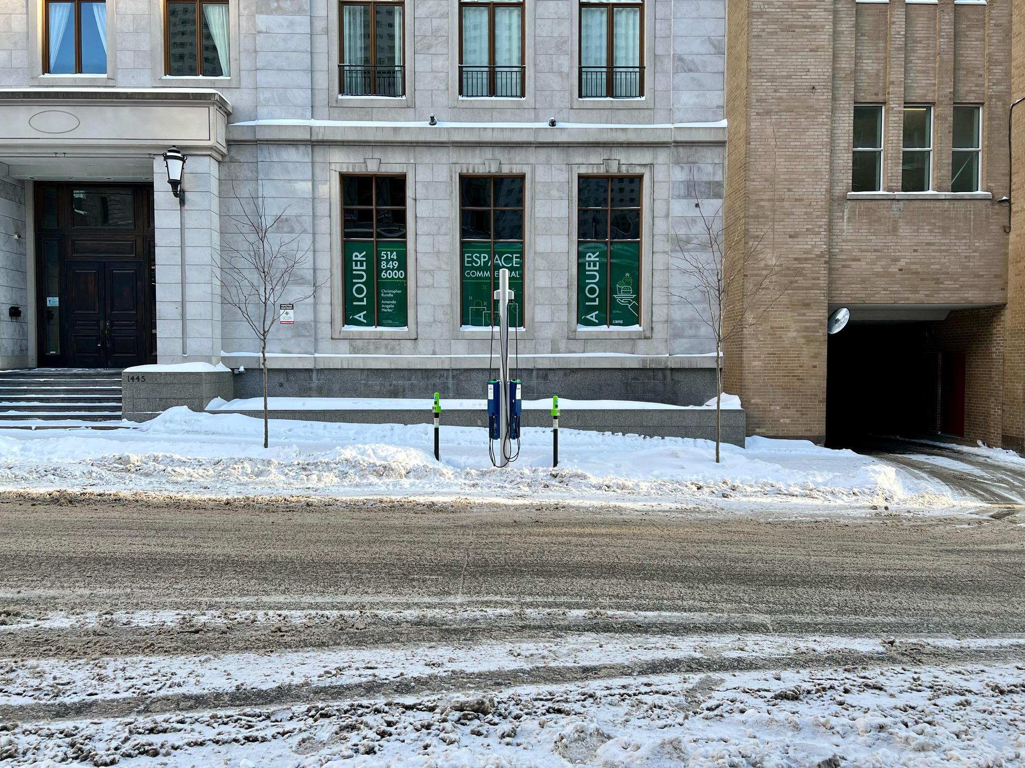 Rue Drummond Montréal, QC EV Station