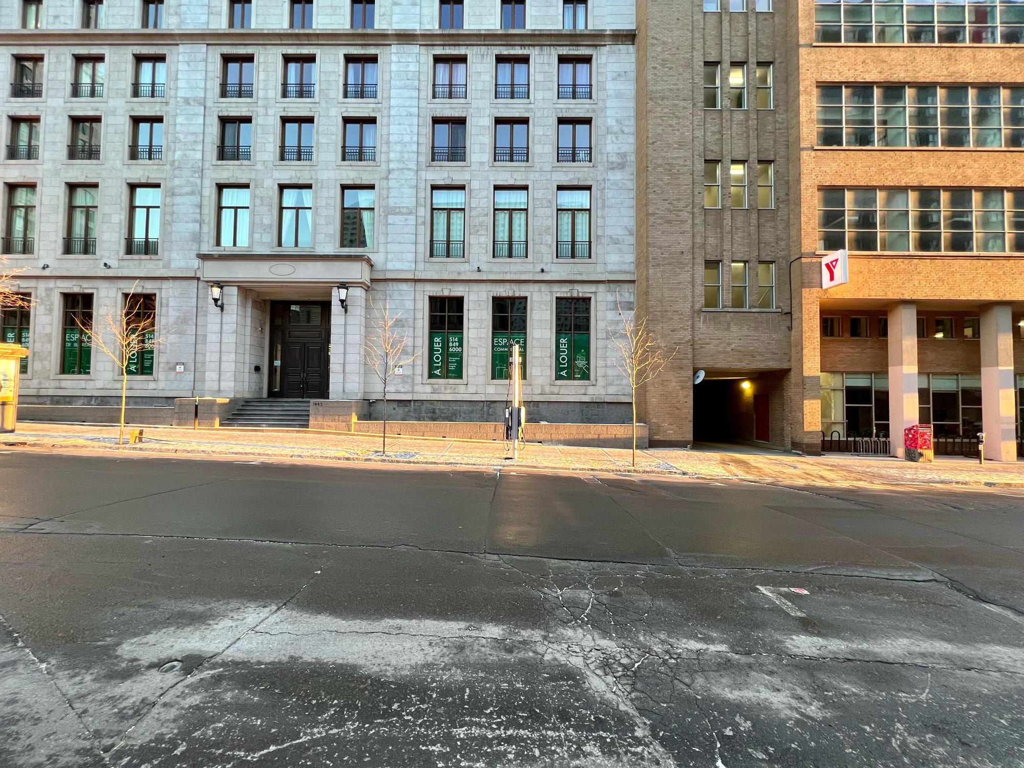 Rue Drummond Montréal, QC EV Station