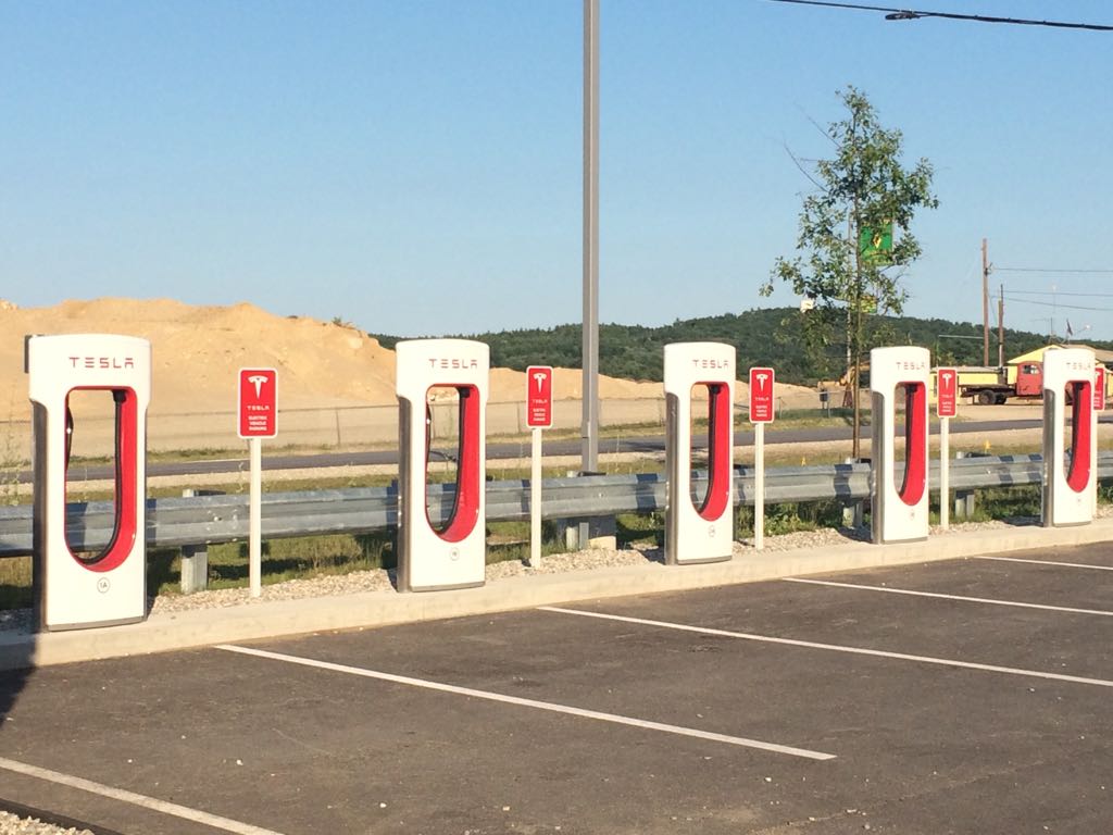 Hooksett Travel Plaza = Northbound Hooksett, NH EV Station