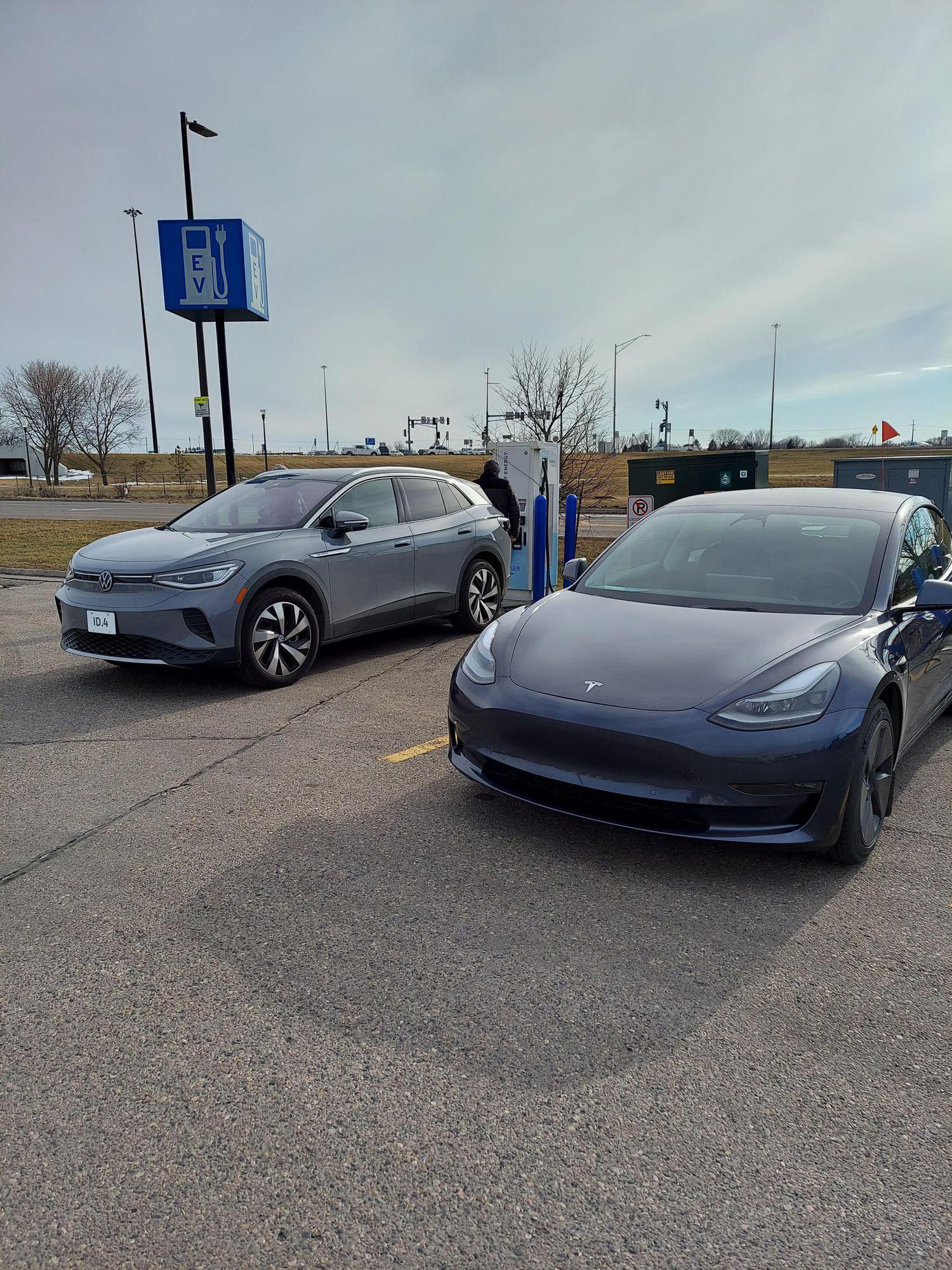 Noodles and Company Moorhead, MN EV Station