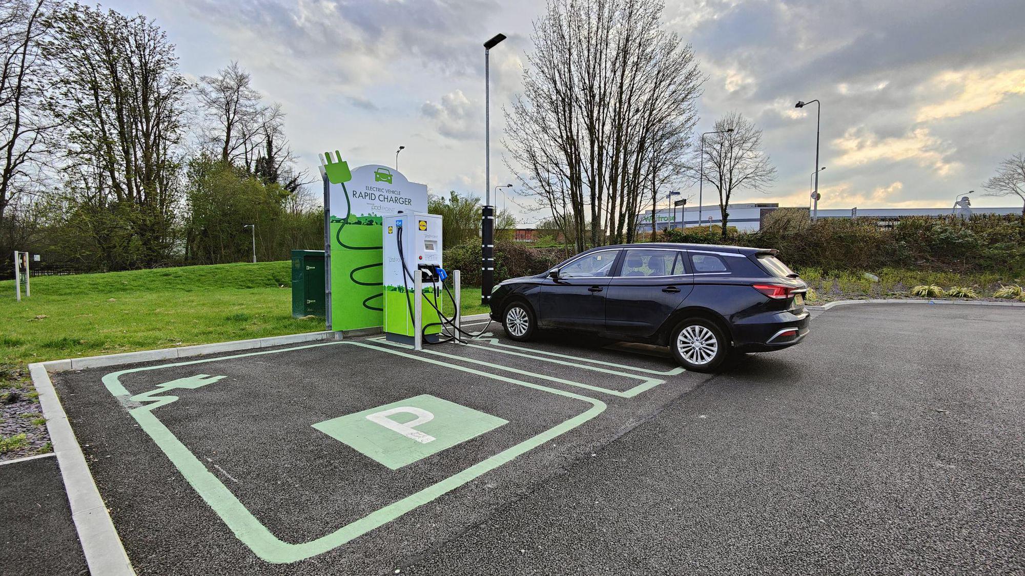 Lidl Uttoxeter Brookside Rd, Uttoxeter ST14 8AT, UK EV Station